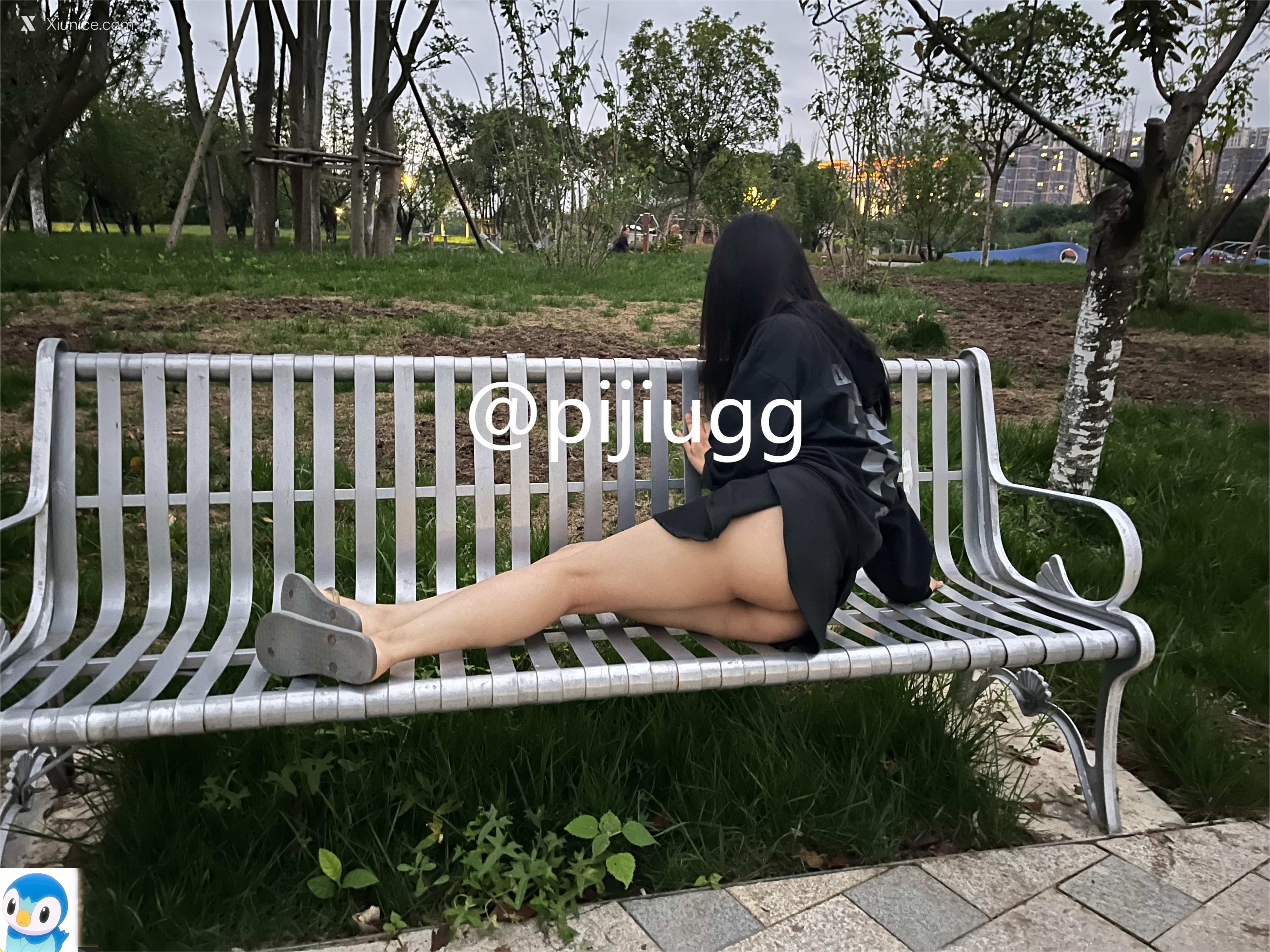 Pijiugg 白虎大奶福利姬 人前露出 福利合集 295
