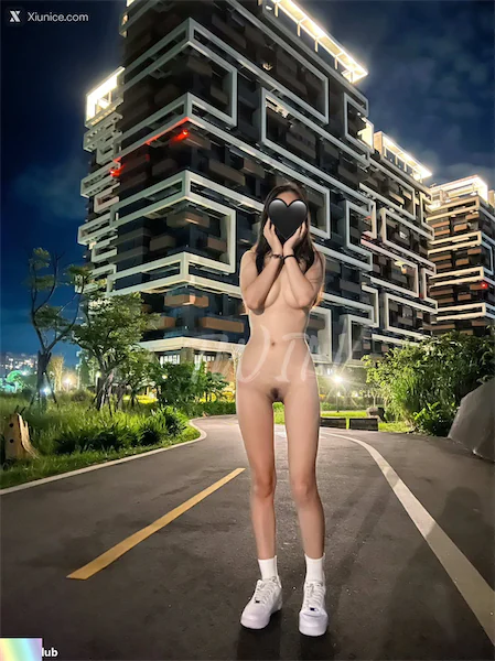 TWIN 才发现原来自己高潮的时候脚趾头会折起来了 反差白虎母狗人前露出调教 300 Cover