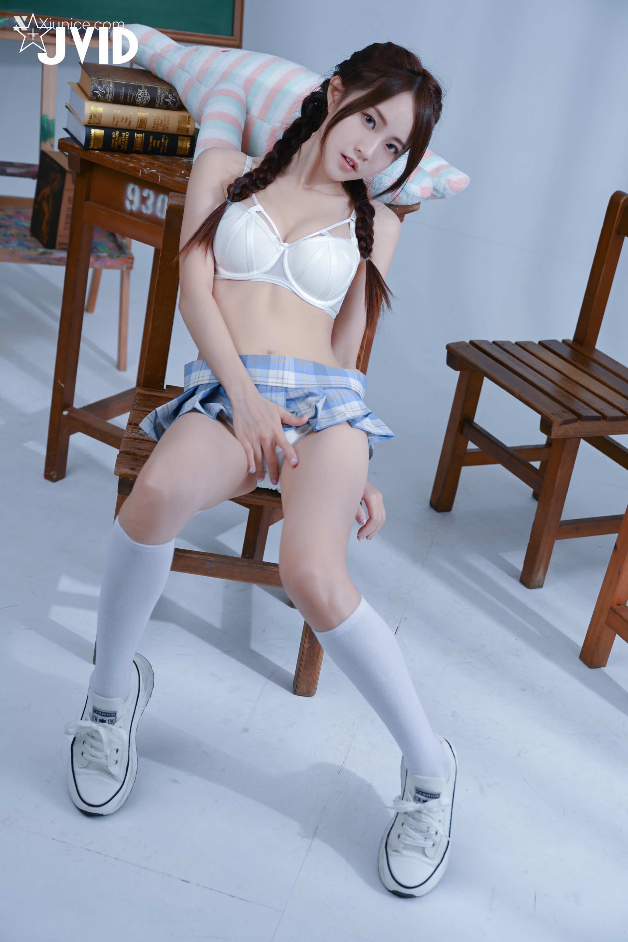 JVID 佳佳兒 JiaJia Little Girl Taking Off Her School Uniform 15