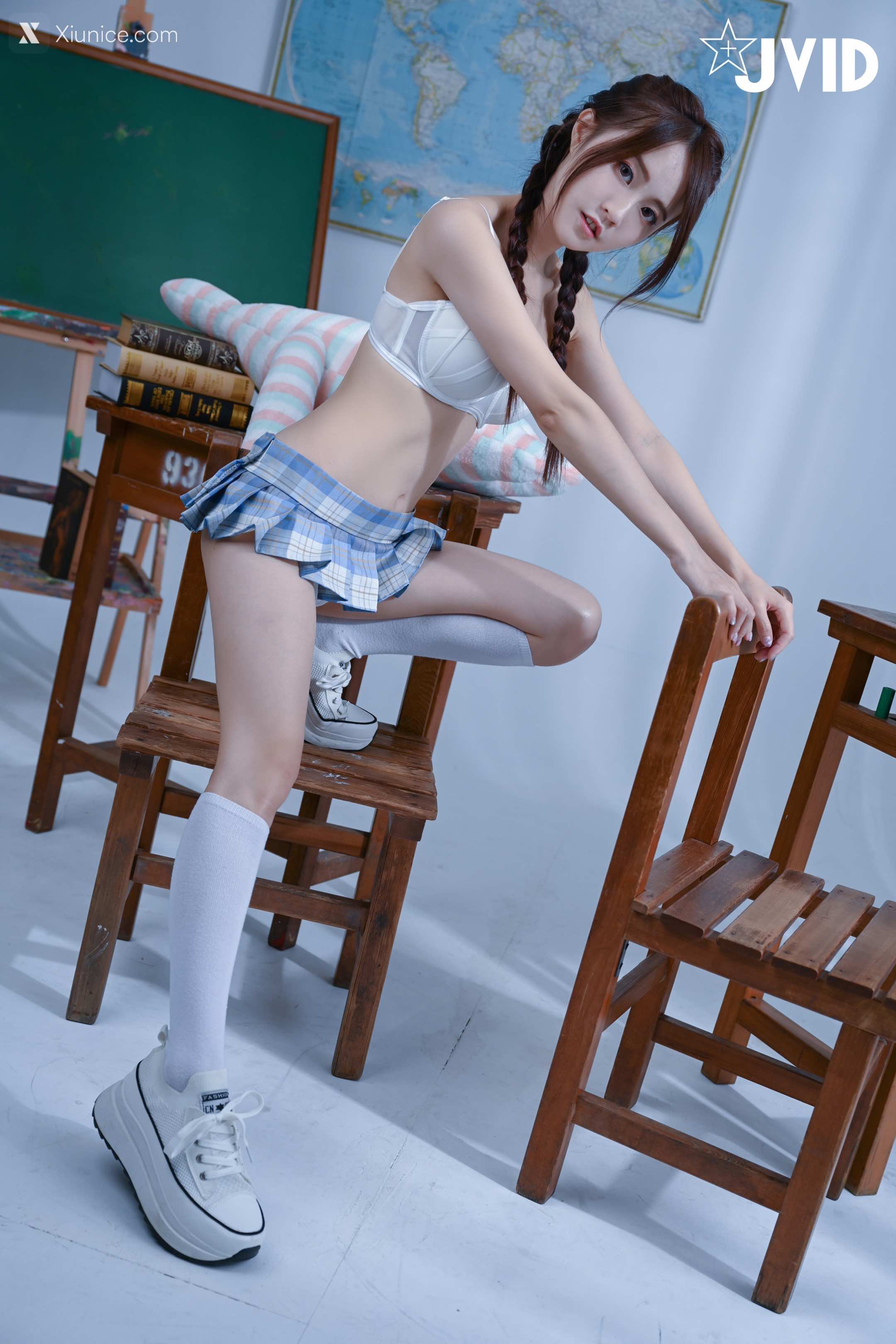 JVID 佳佳兒 JiaJia Little Girl Taking Off Her School Uniform 7