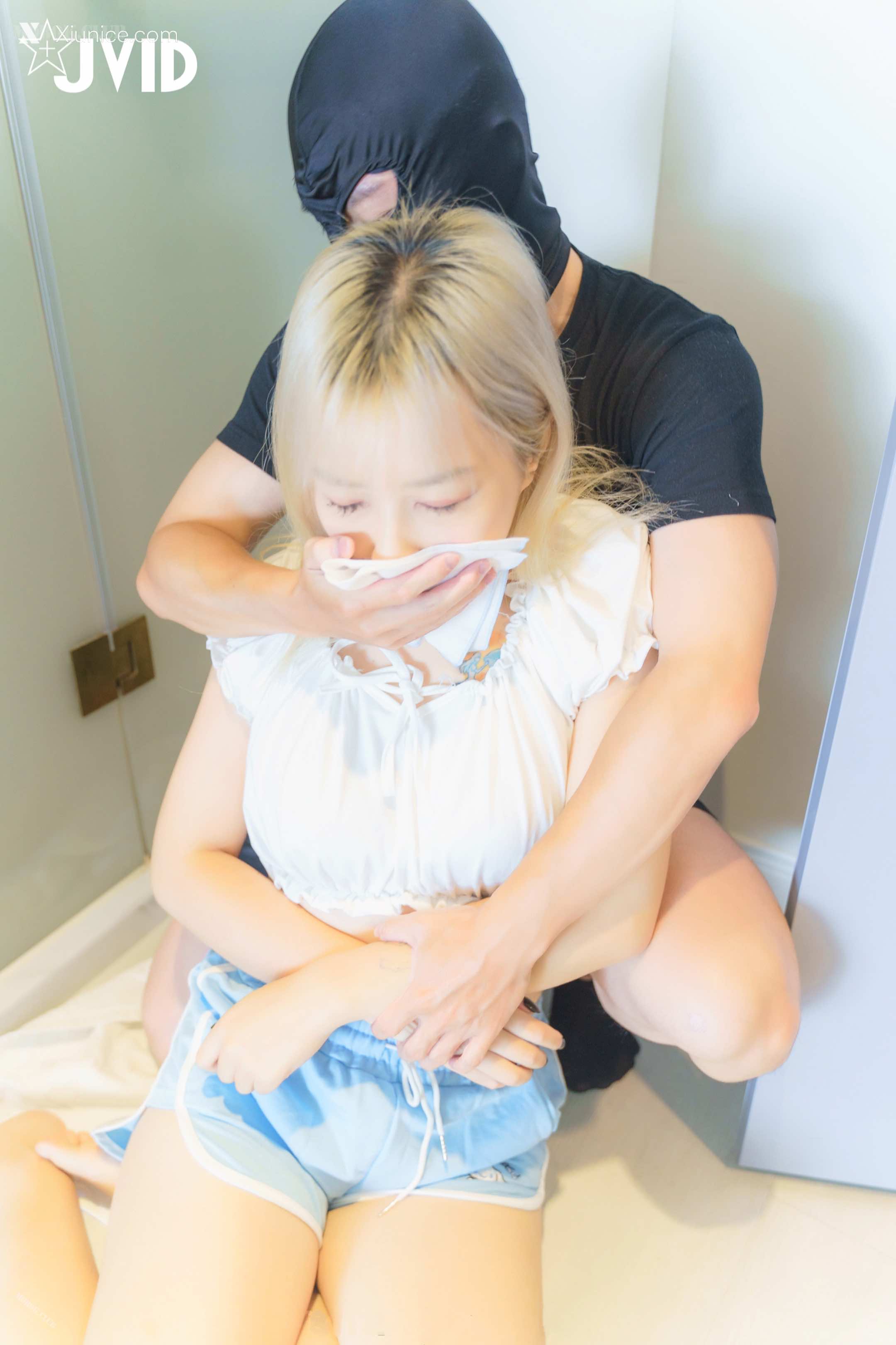 王以欣 獨自租屋的粉鮑女孩被蒙面人M暈強上,醒來之後主動口X還讓內謝 17