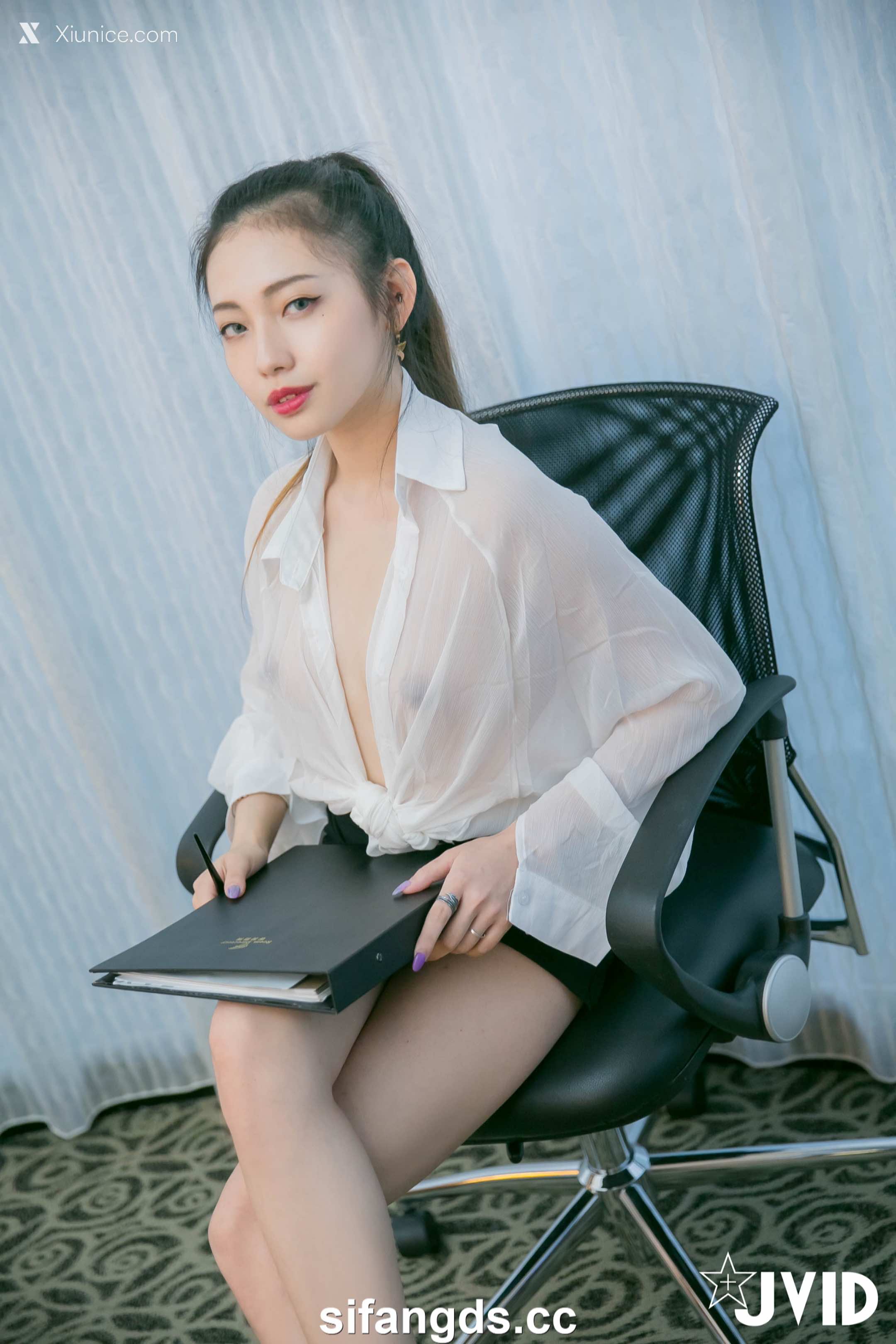 JVID 夏暮光 & Li Yan (黎妍) 在老闆面前 被冷酷女上司性騷擾成俘虜的新人OL 100