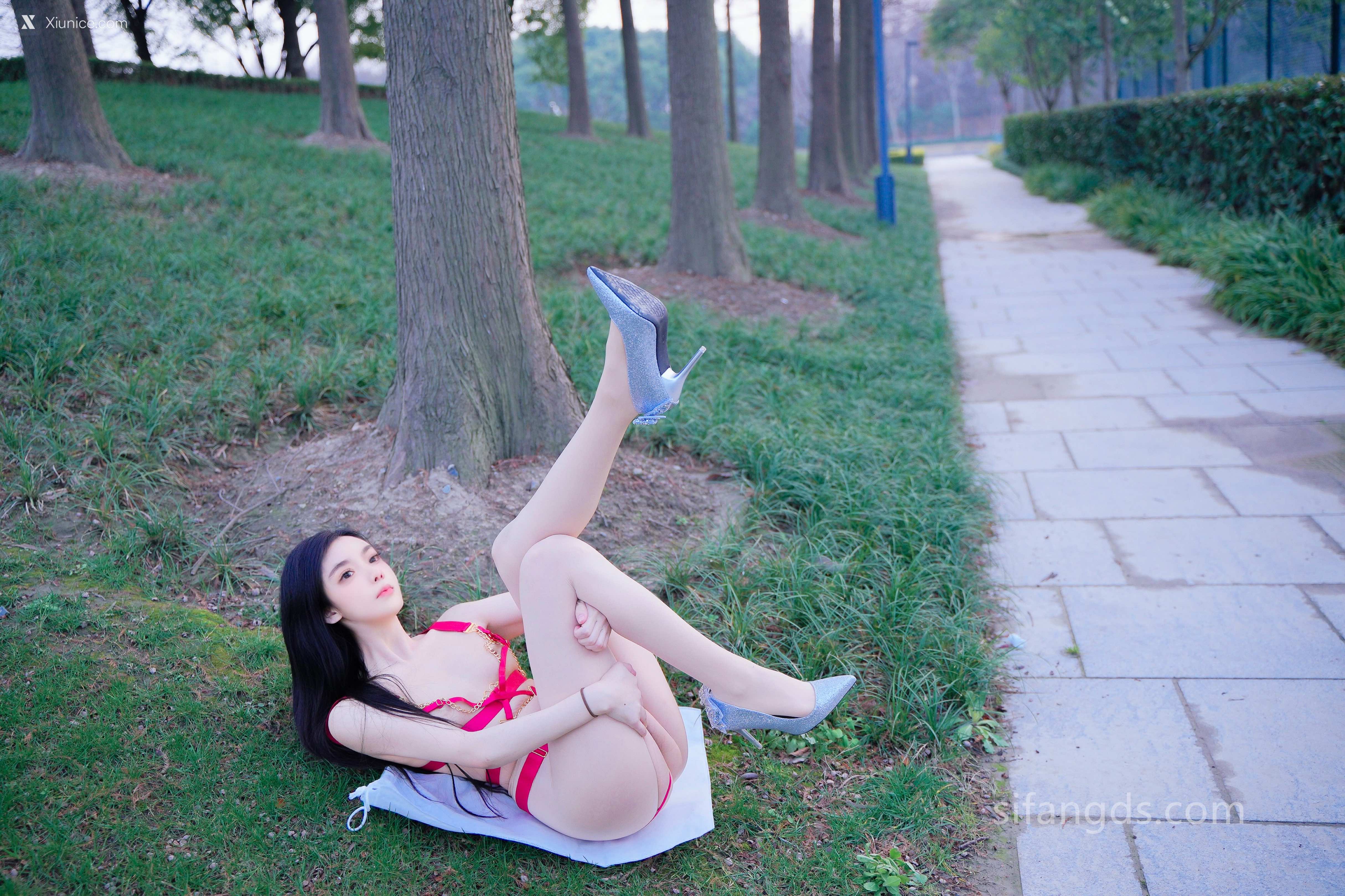 Xiuren Uncensored 龙雪儿 R18 清纯女神 最新户外公园露出 35