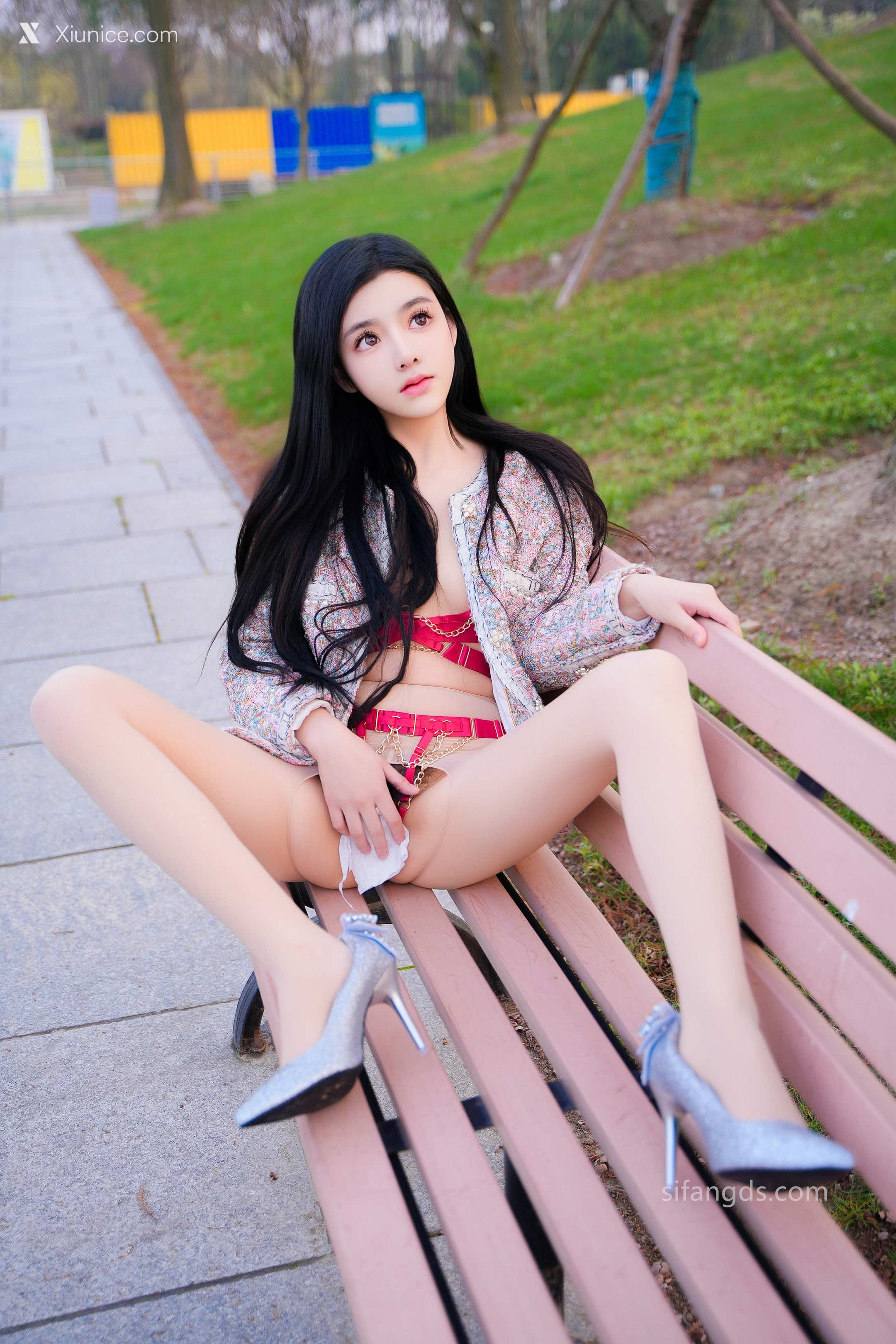 Xiuren Uncensored 龙雪儿 R18 清纯女神 最新户外公园露出 37