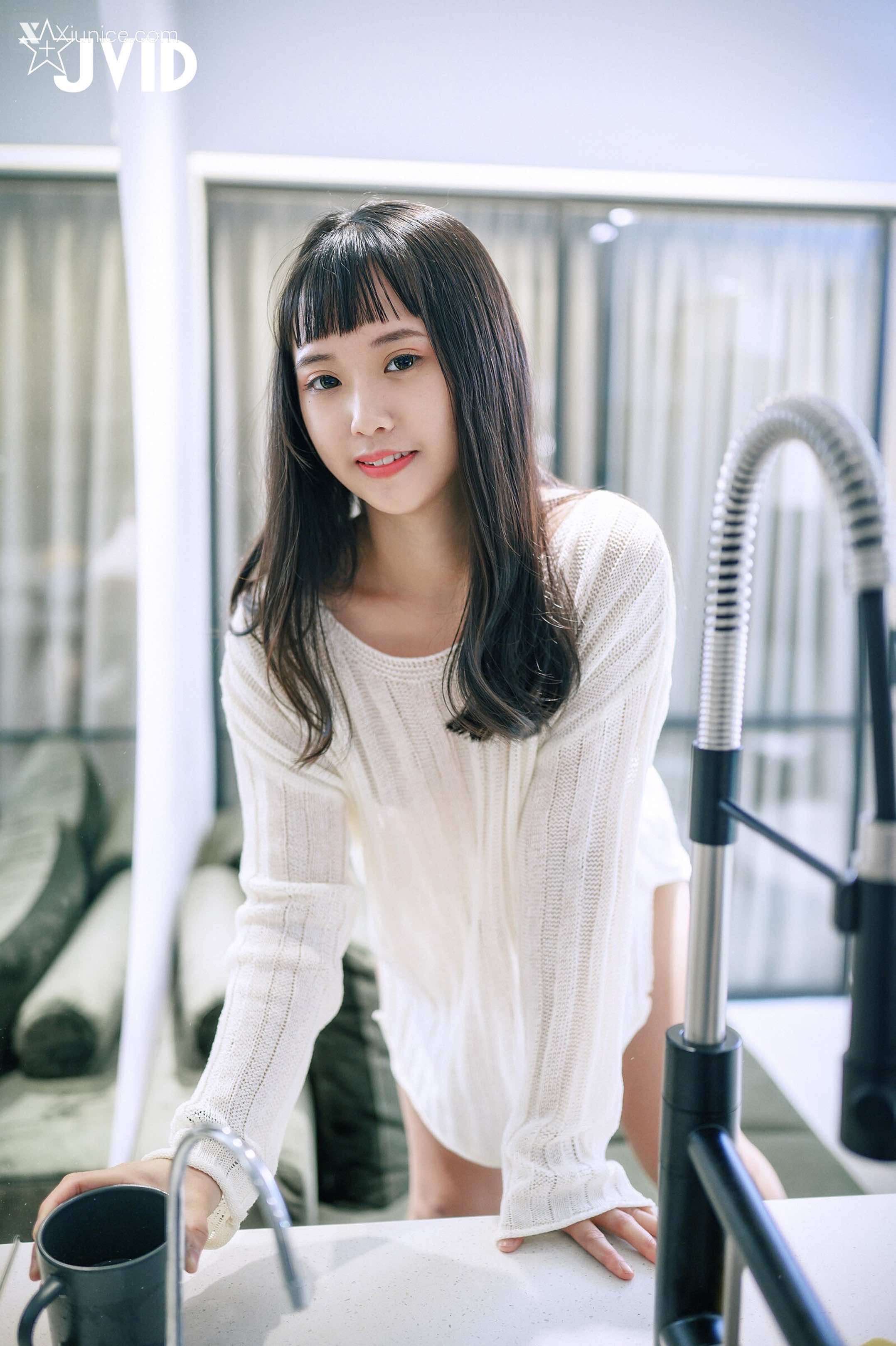 叶思敏 & 加加喵 Jamie 18才的姉妹，探索彼此的身體，勾引修電視的大哥哥 9