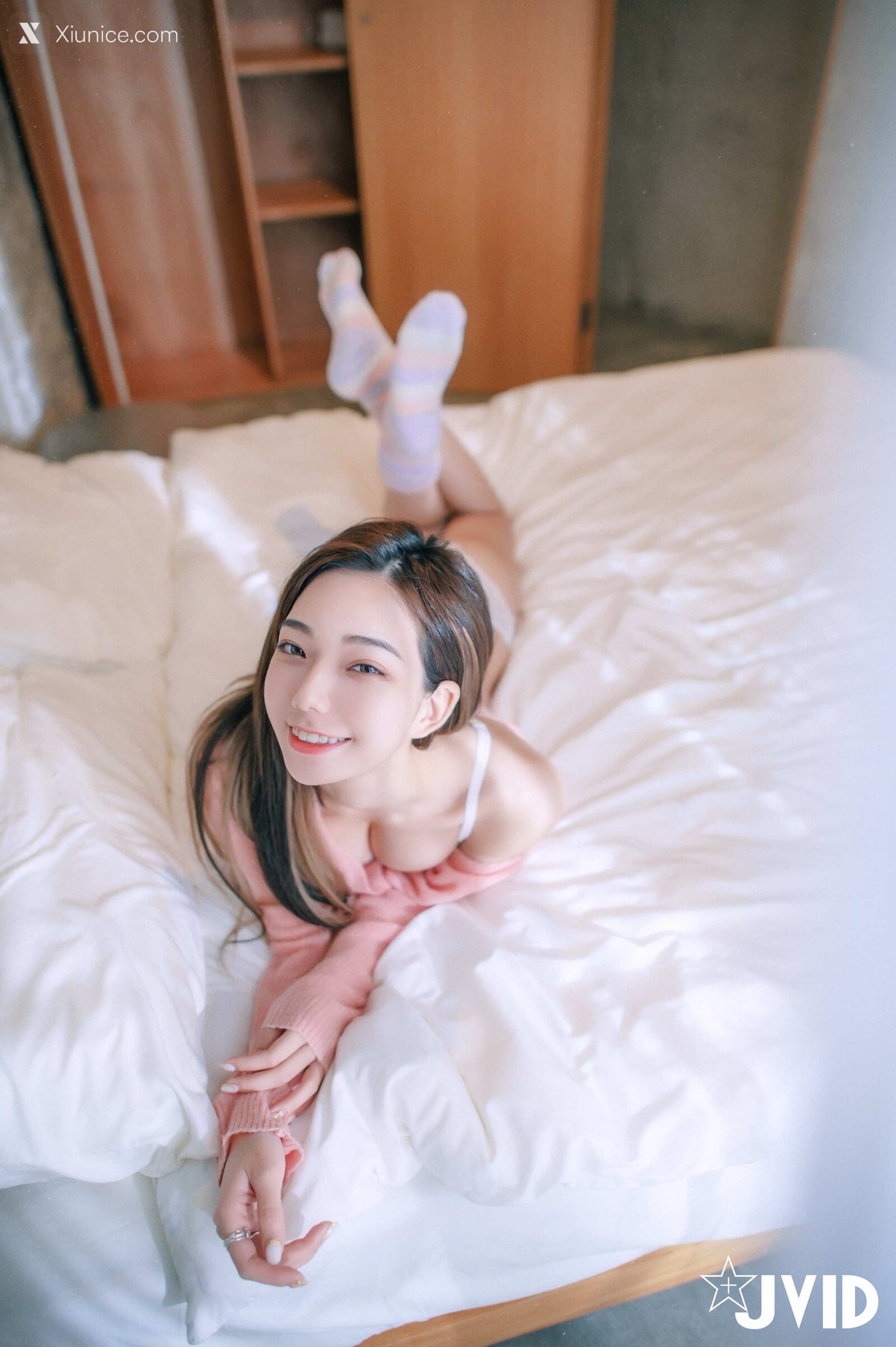 啾啾 清純小女孩啾啾如今秀色可餐，小褲褲下的形狀好誘人 102