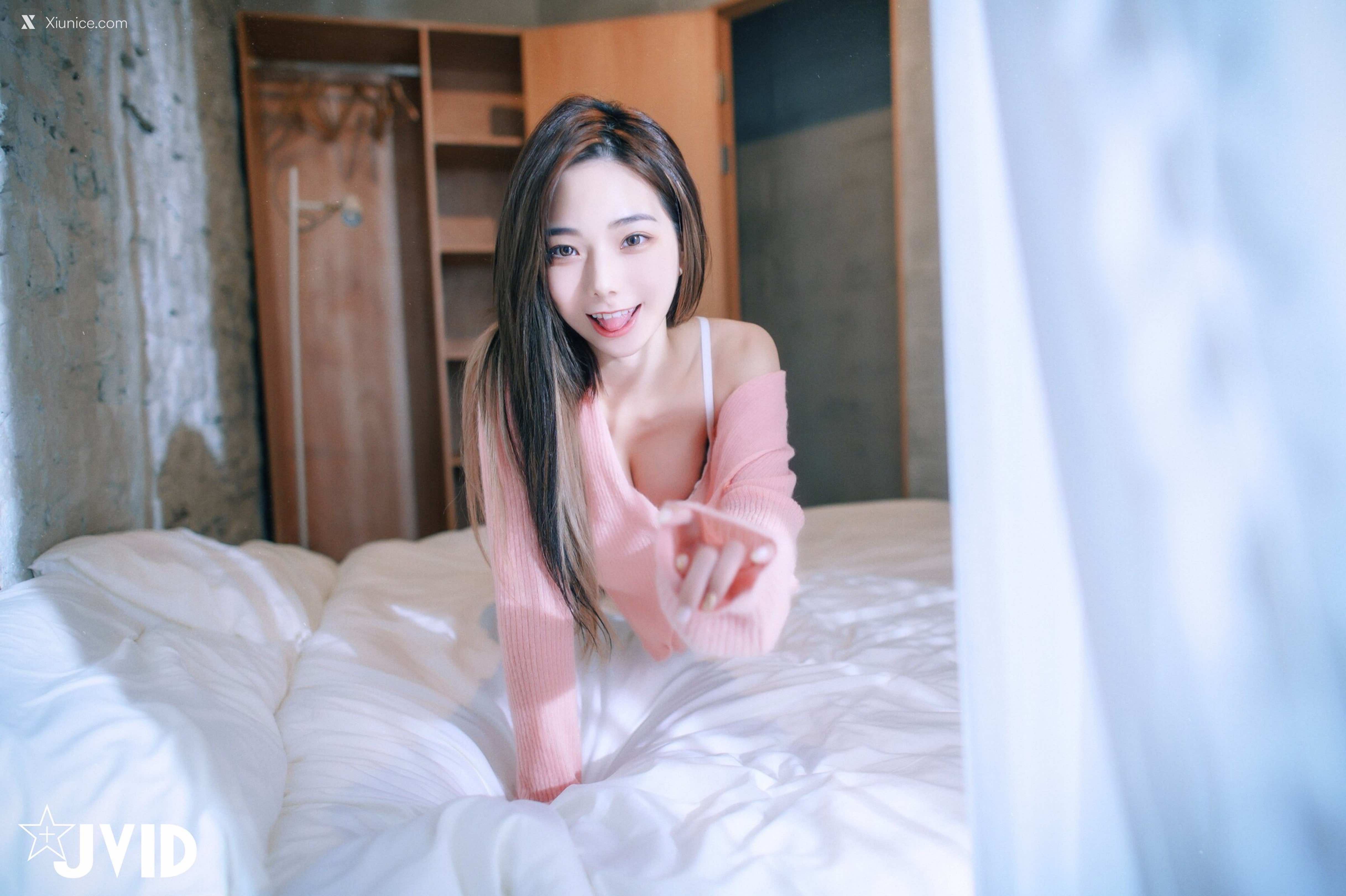 啾啾 清純小女孩啾啾如今秀色可餐，小褲褲下的形狀好誘人 106