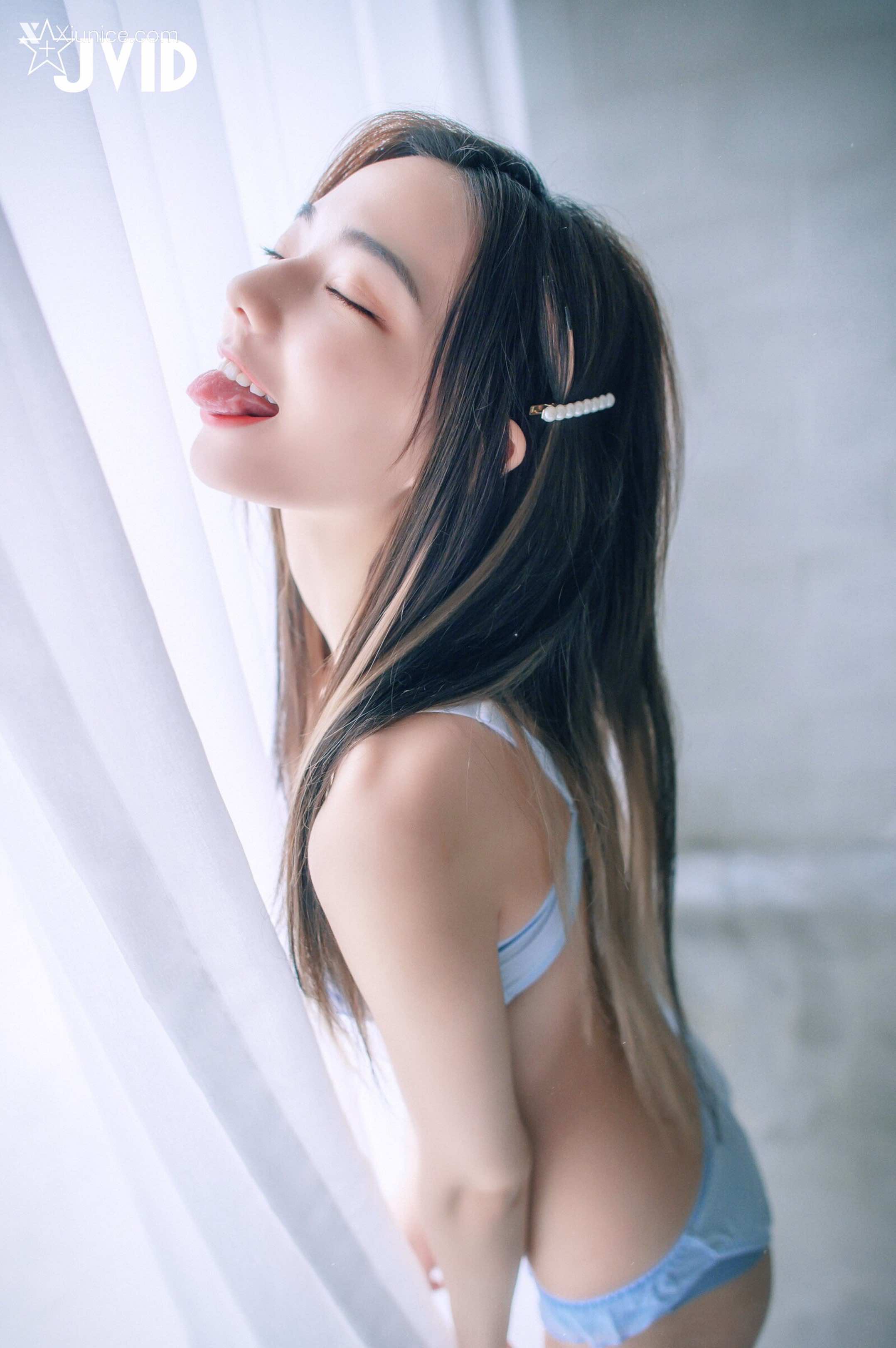 啾啾 清純小女孩啾啾如今秀色可餐，小褲褲下的形狀好誘人 120