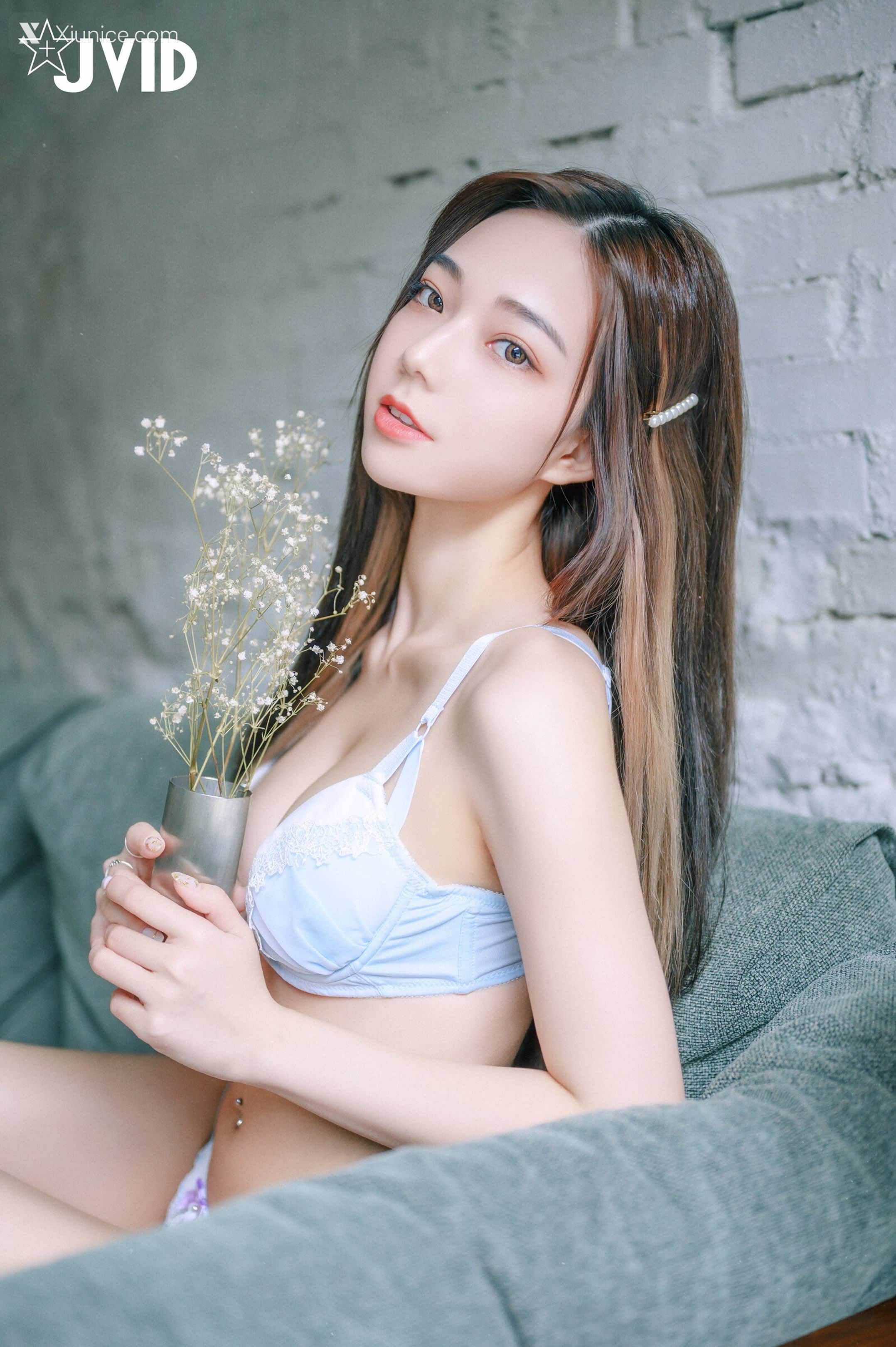 啾啾 清純小女孩啾啾如今秀色可餐，小褲褲下的形狀好誘人 26