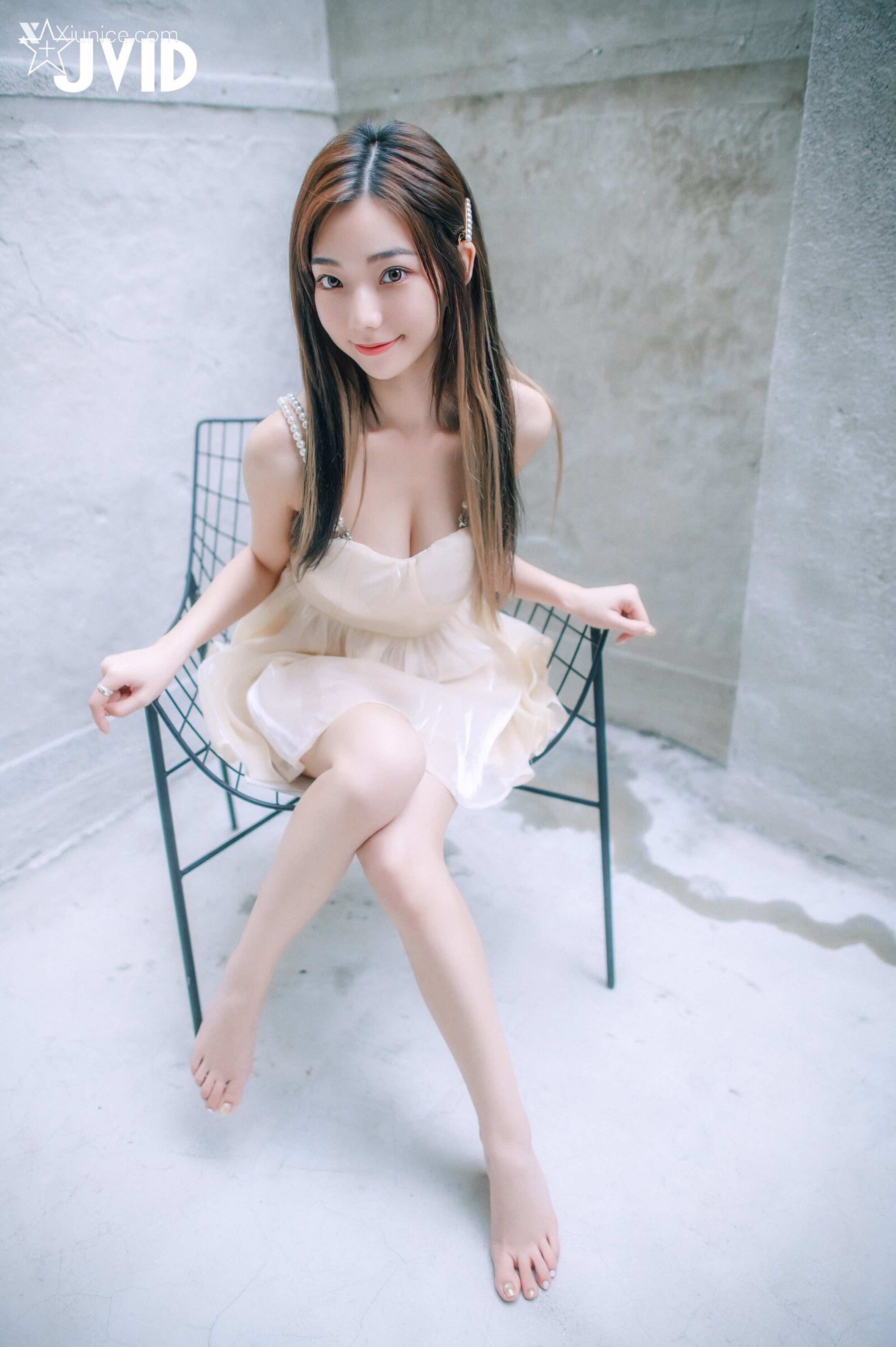 啾啾 清純小女孩啾啾如今秀色可餐，小褲褲下的形狀好誘人 69