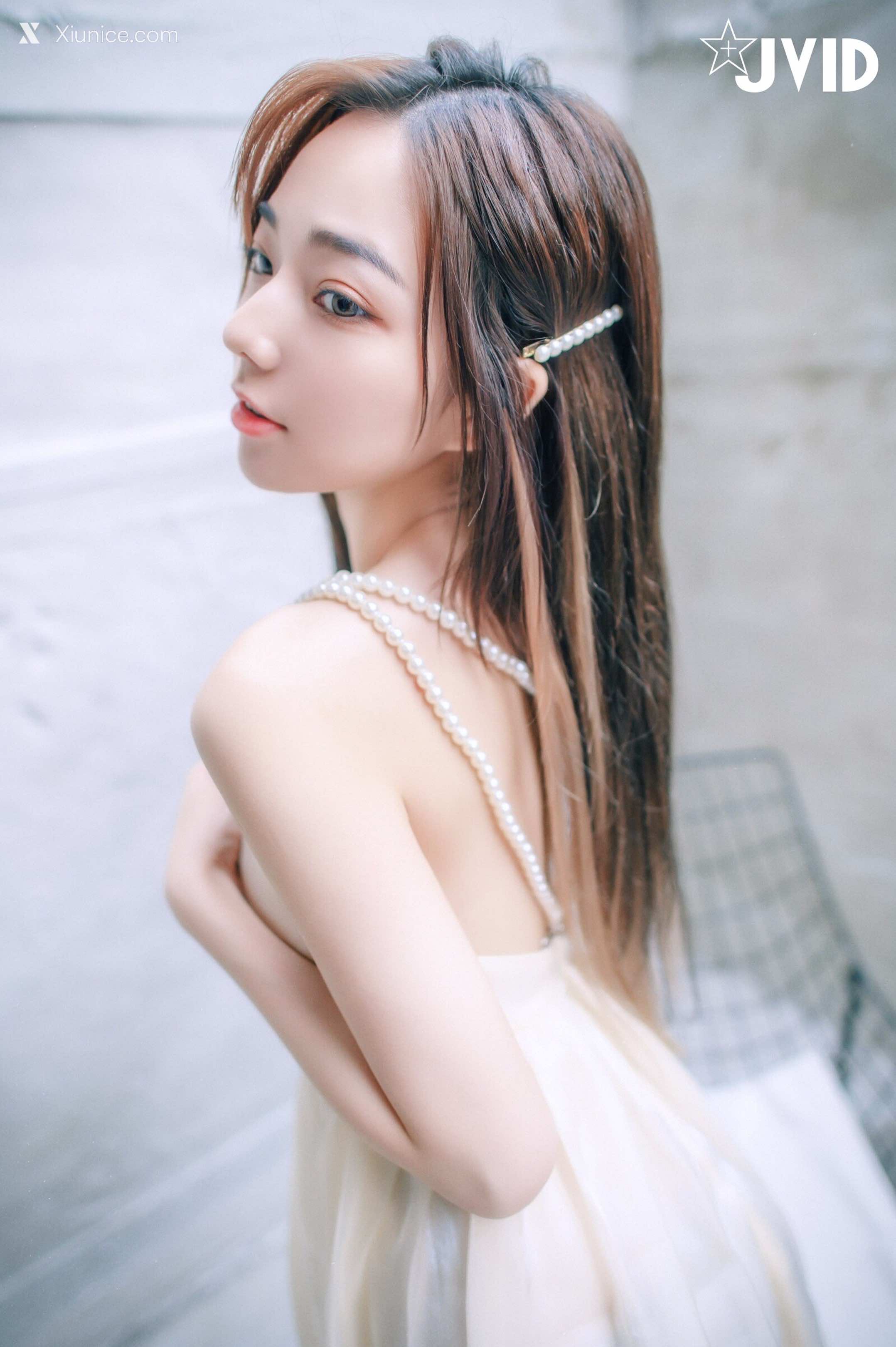 啾啾 清純小女孩啾啾如今秀色可餐，小褲褲下的形狀好誘人 70