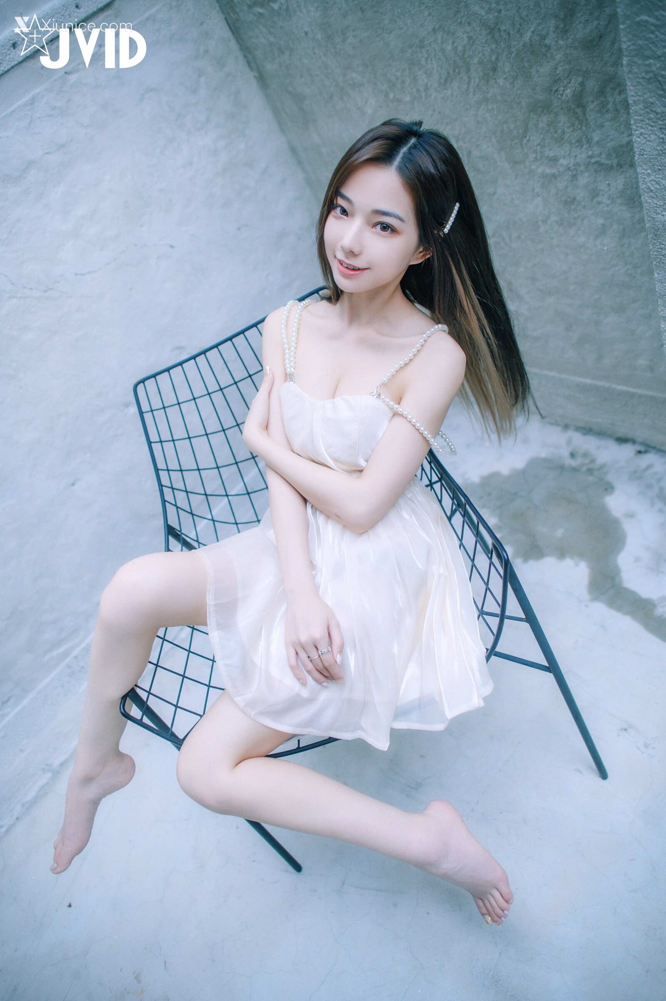 啾啾 清純小女孩啾啾如今秀色可餐，小褲褲下的形狀好誘人 72