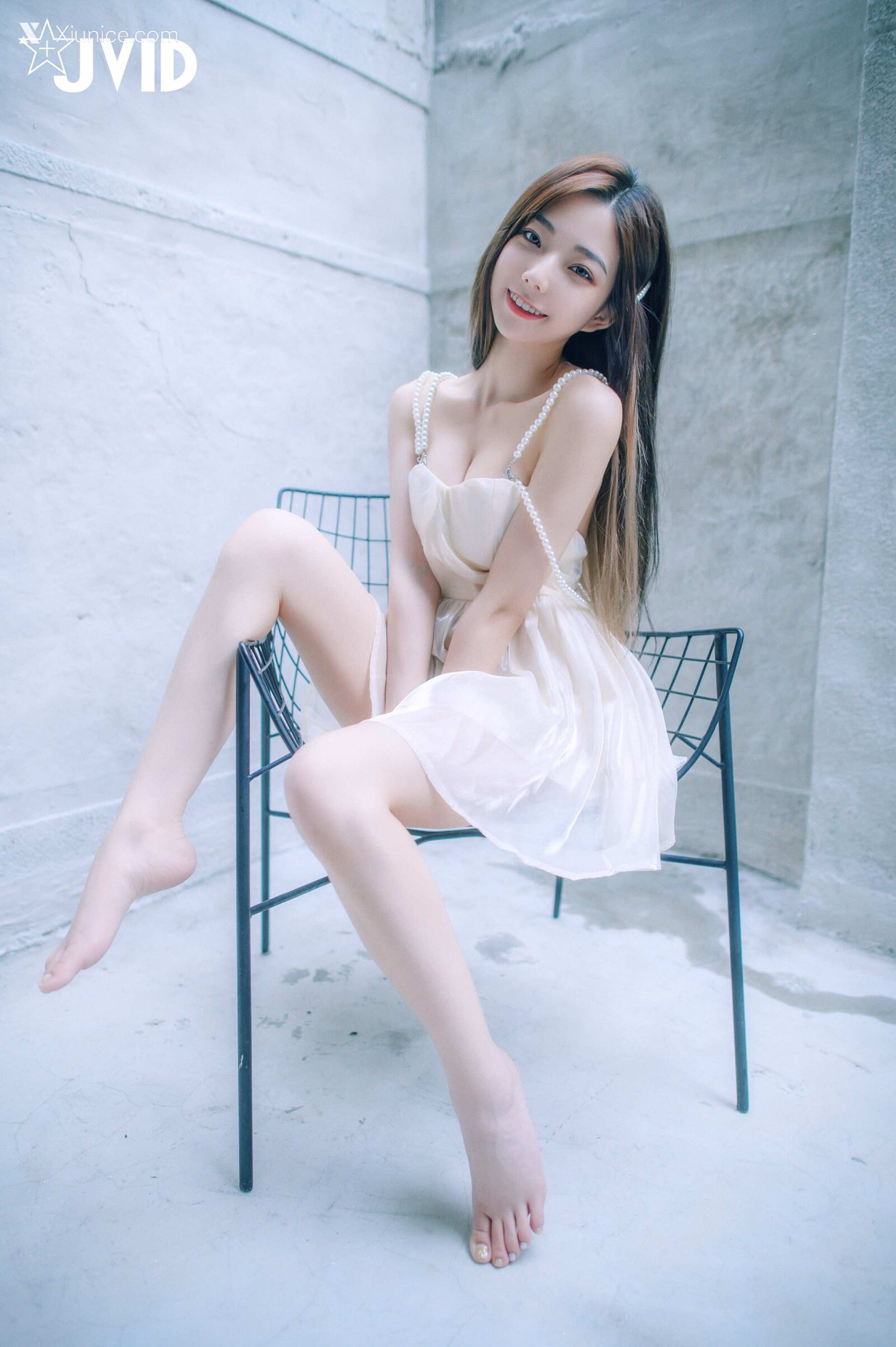 啾啾 清純小女孩啾啾如今秀色可餐，小褲褲下的形狀好誘人 73