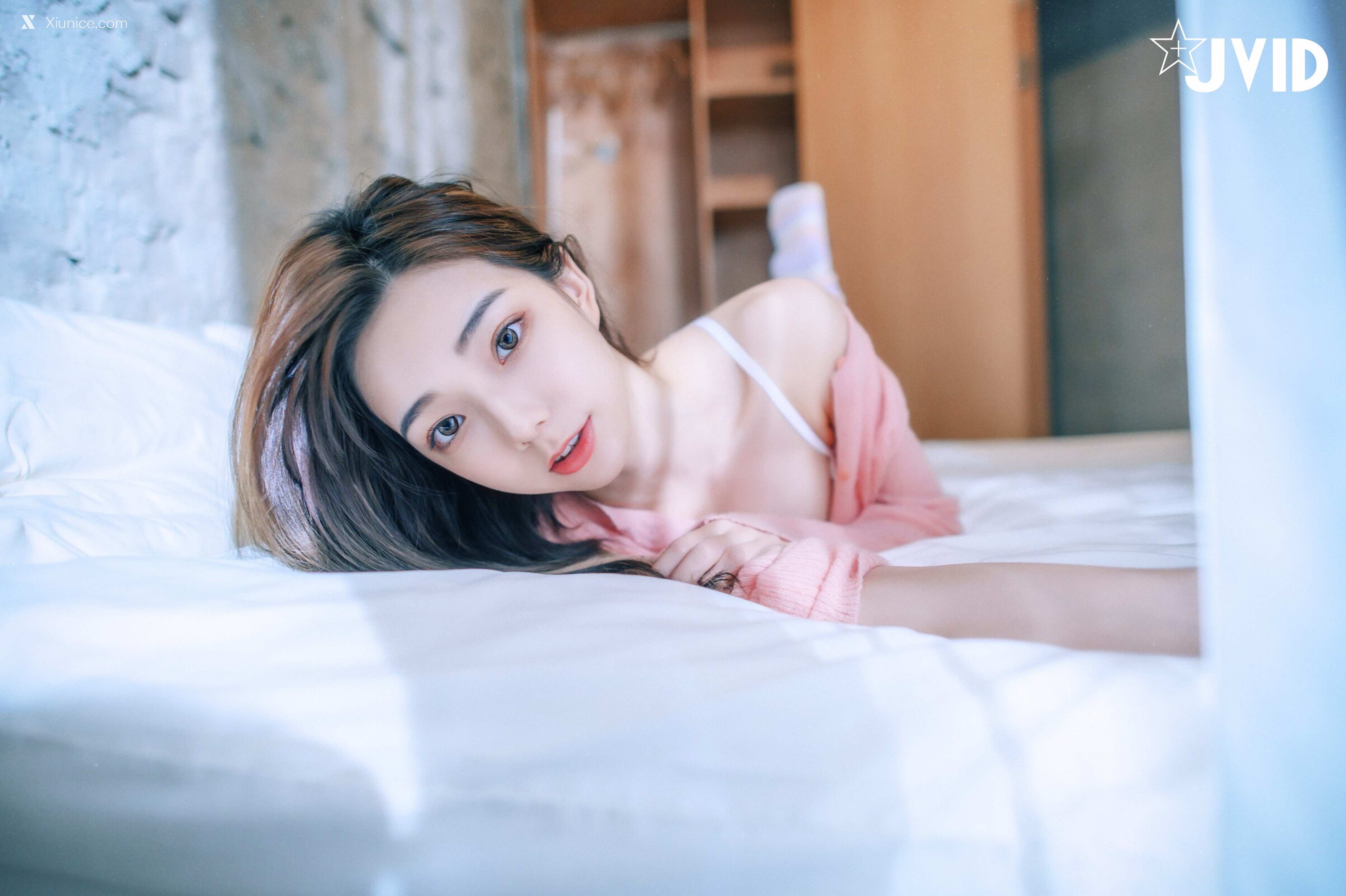 啾啾 清純小女孩啾啾如今秀色可餐，小褲褲下的形狀好誘人 79