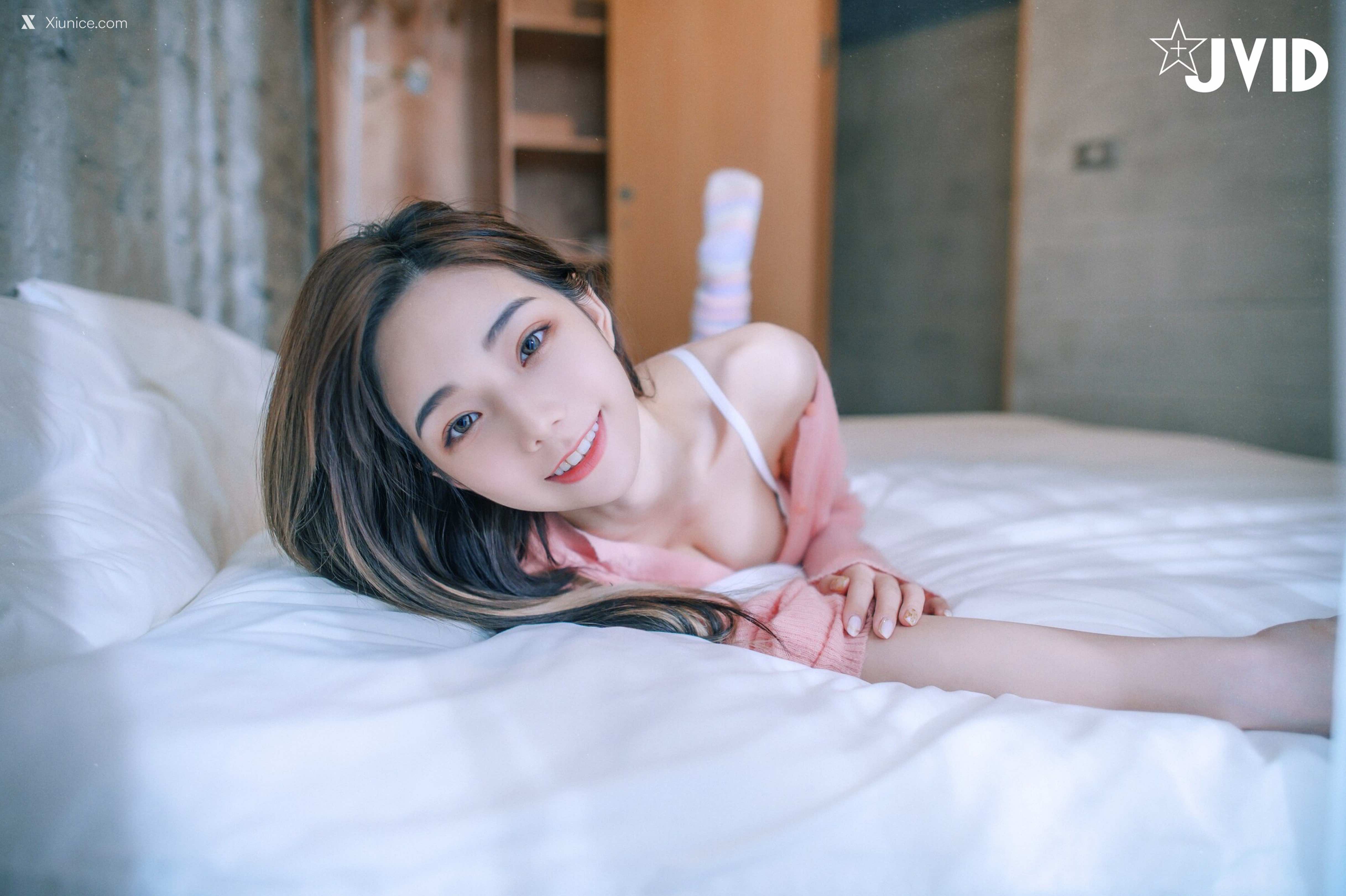 啾啾 清純小女孩啾啾如今秀色可餐，小褲褲下的形狀好誘人 80
