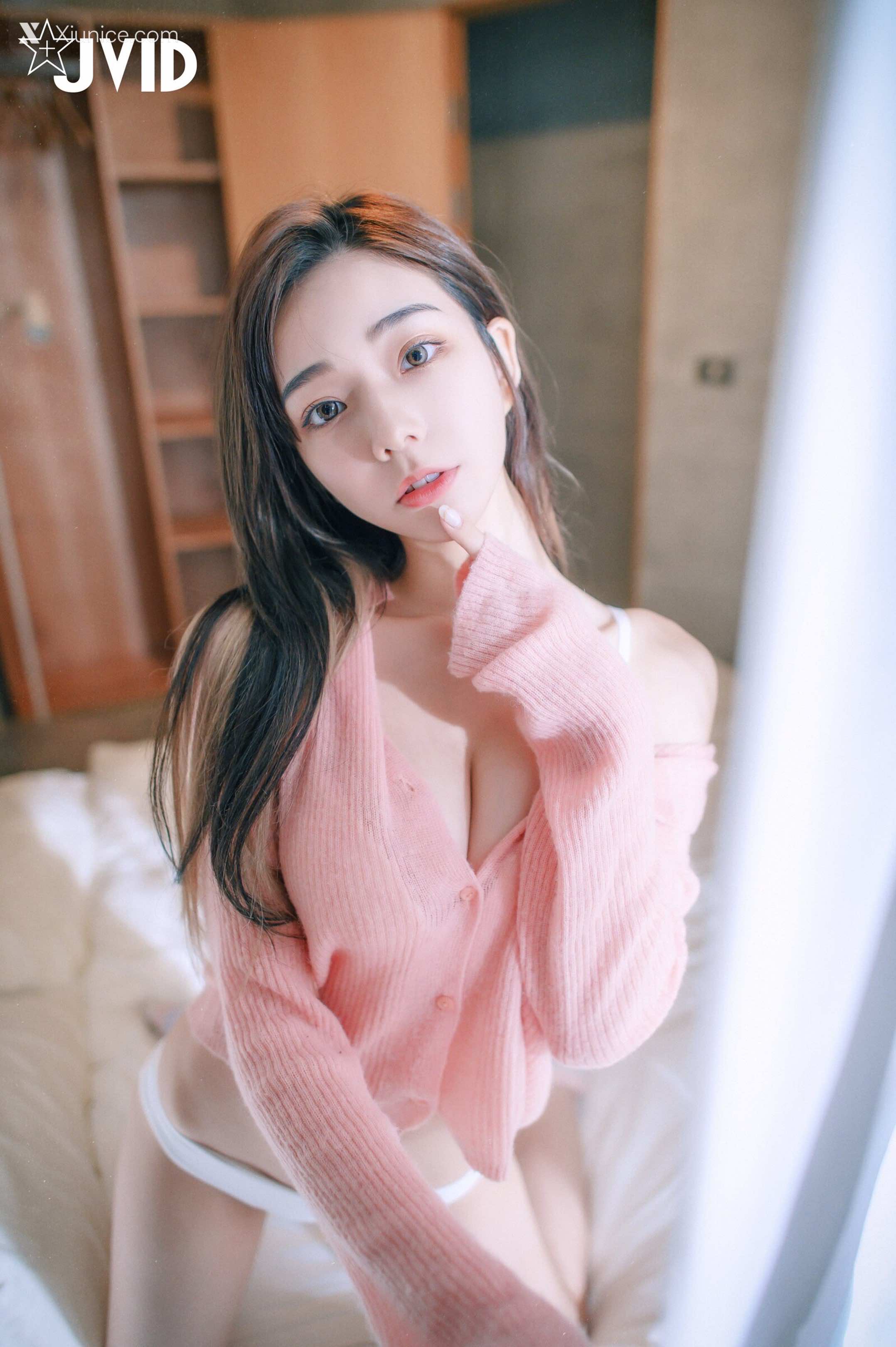啾啾 清純小女孩啾啾如今秀色可餐，小褲褲下的形狀好誘人 98