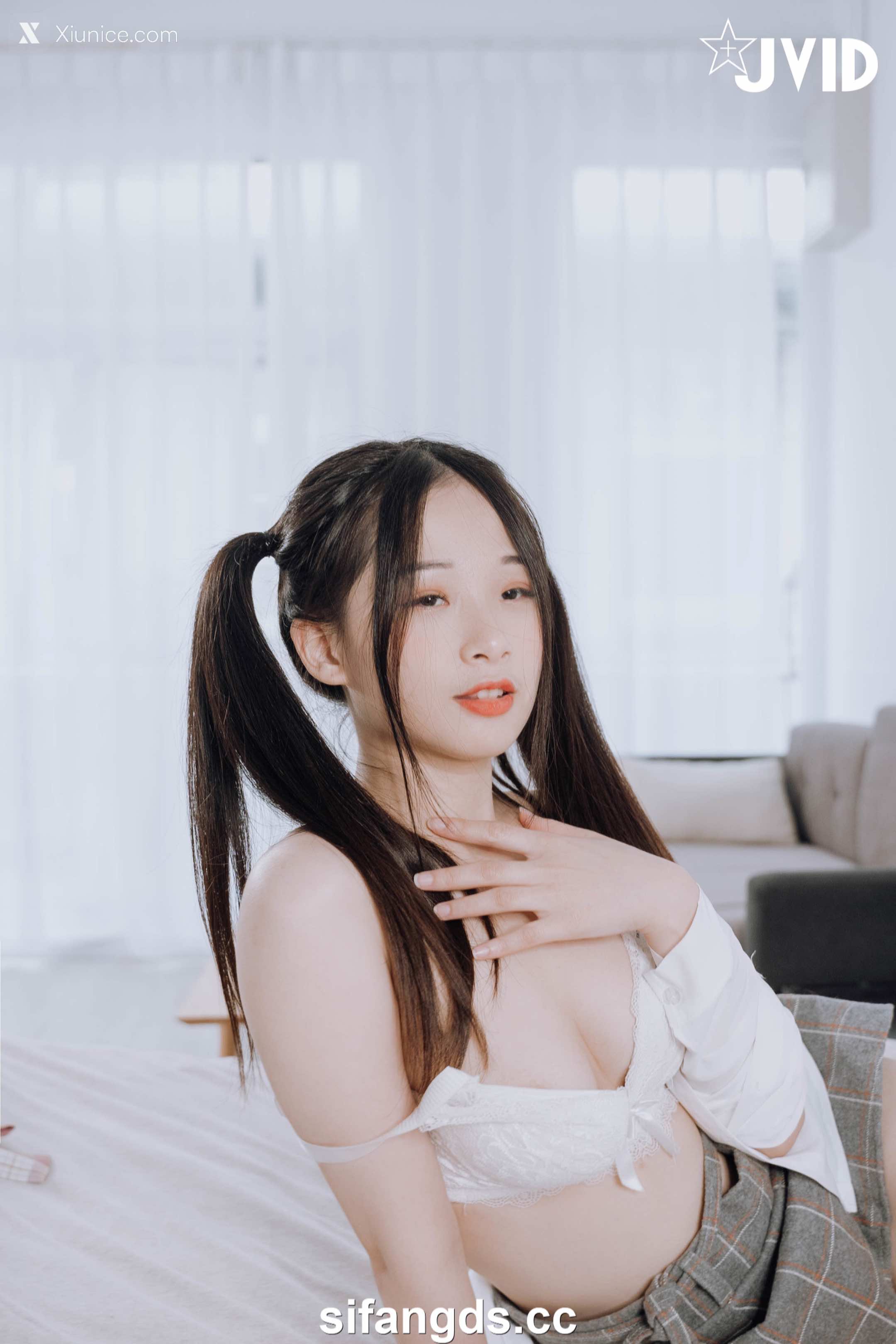 婕咪 Juice 雙馬尾女孩婕咪想在學長的胯下依偎(全裸無遮四點全開) 101