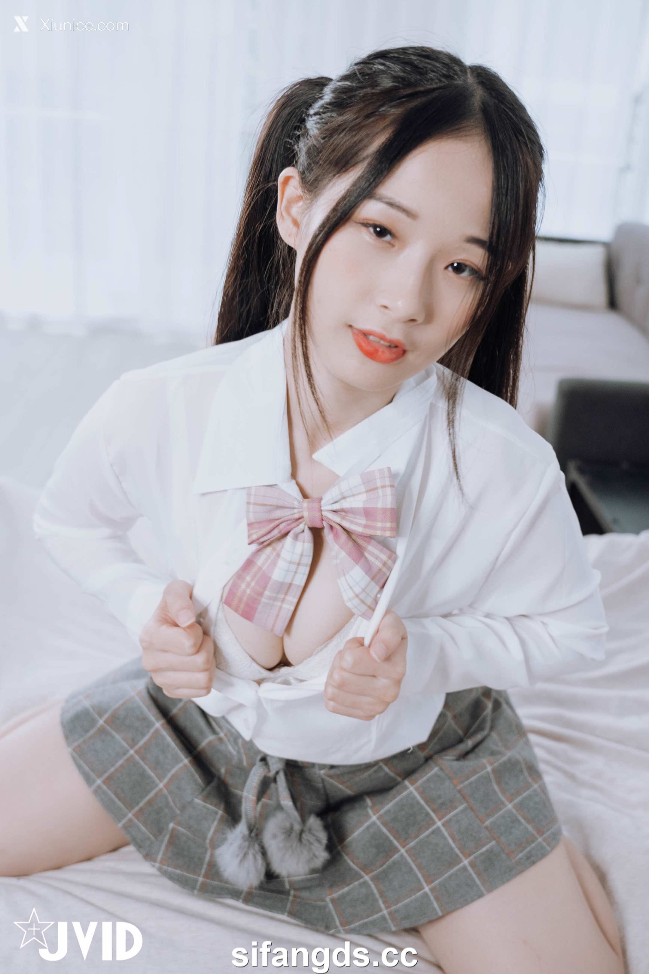 婕咪 Juice 雙馬尾女孩婕咪想在學長的胯下依偎(全裸無遮四點全開) 111