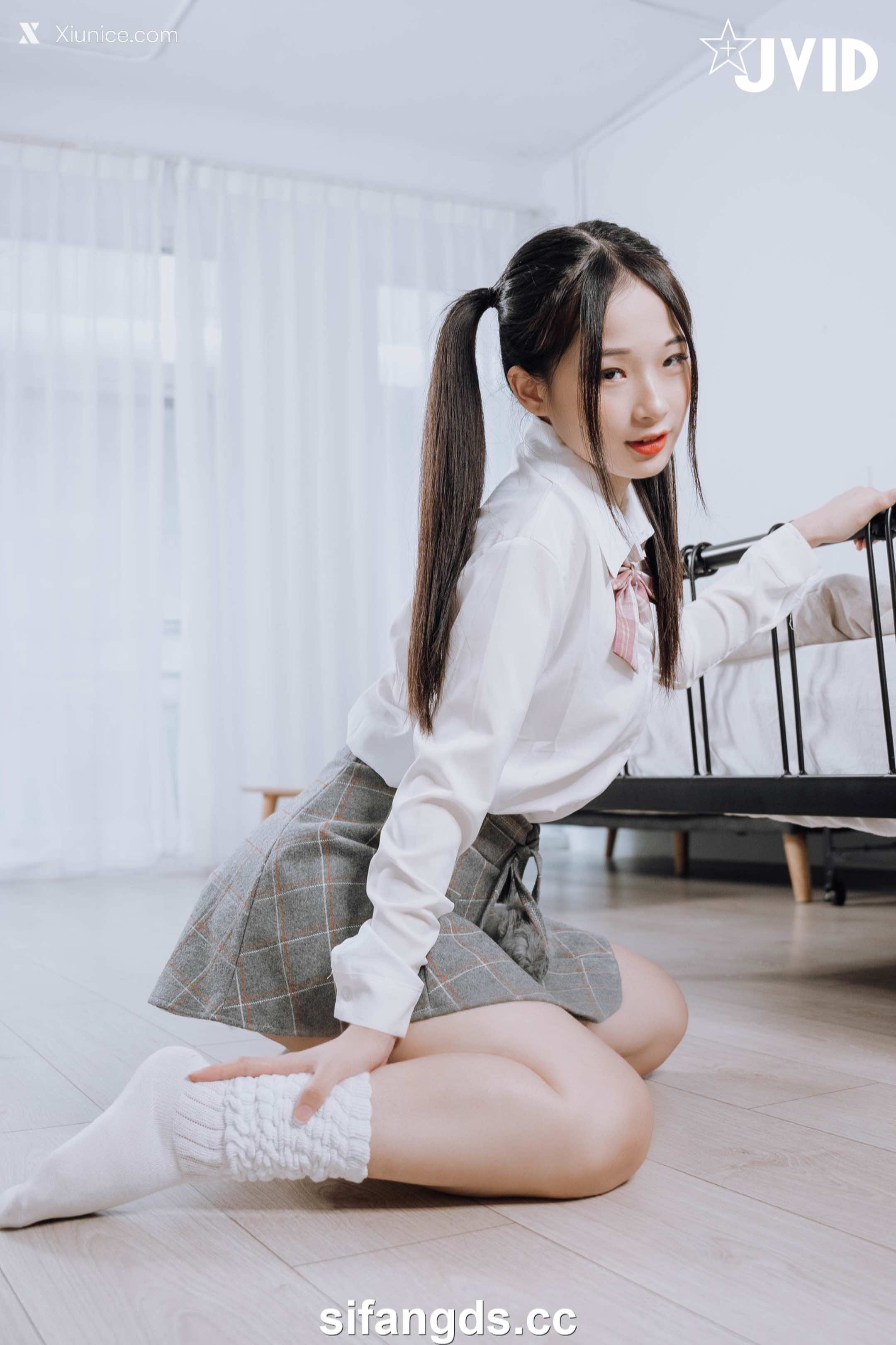 婕咪 Juice 雙馬尾女孩婕咪想在學長的胯下依偎(全裸無遮四點全開) 116