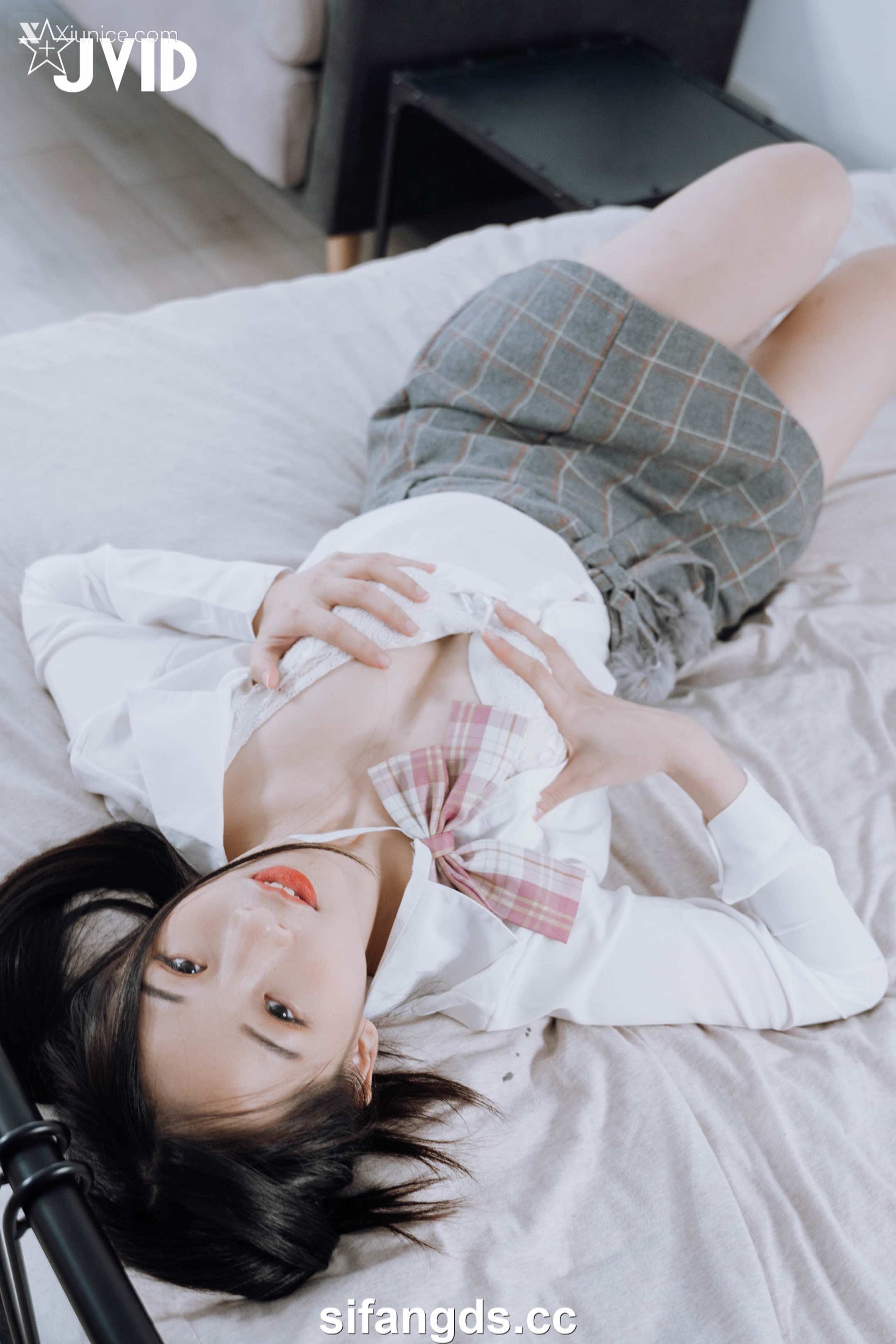 婕咪 Juice 雙馬尾女孩婕咪想在學長的胯下依偎(全裸無遮四點全開) 120