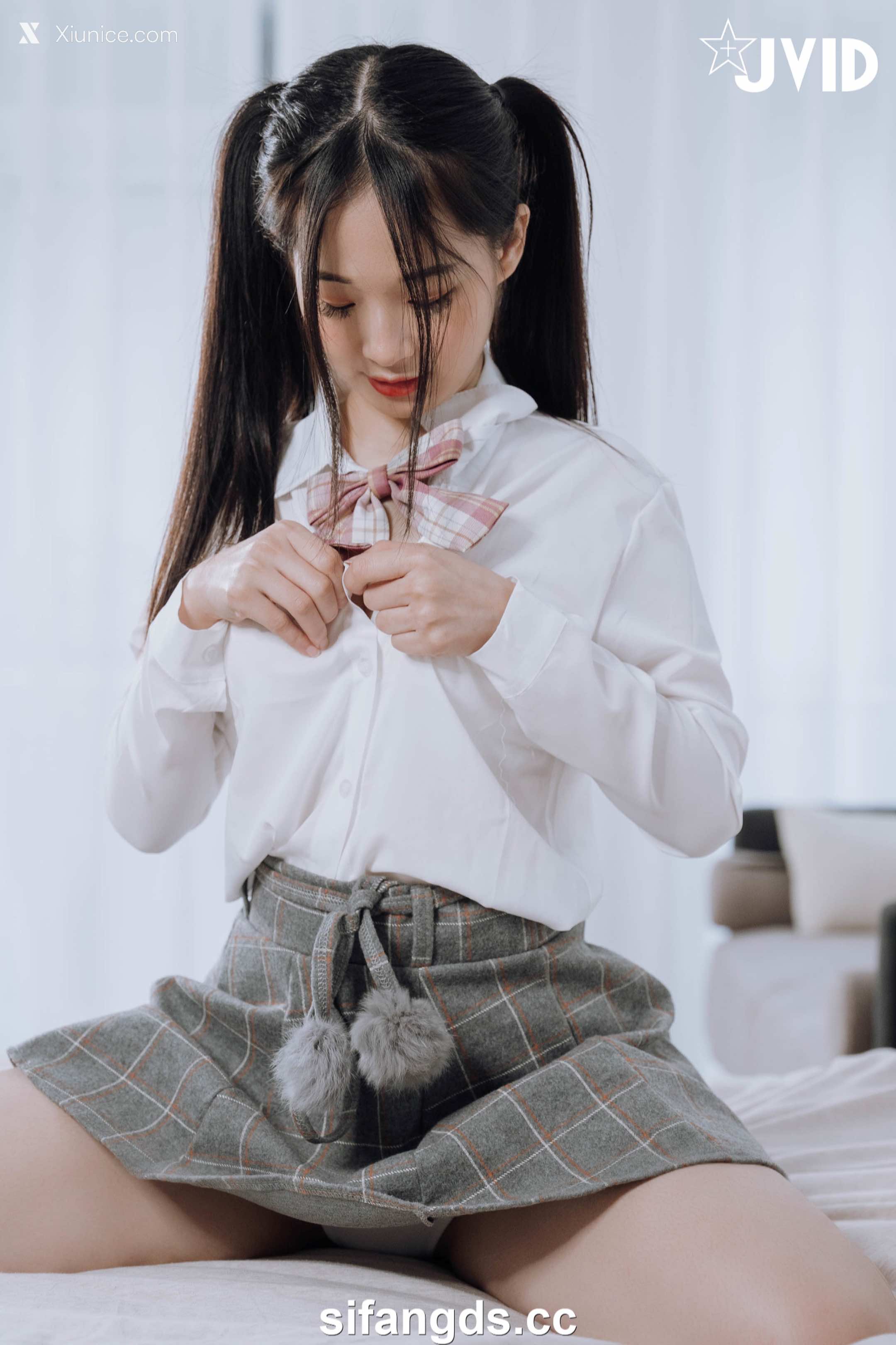婕咪 Juice 雙馬尾女孩婕咪想在學長的胯下依偎(全裸無遮四點全開) 121