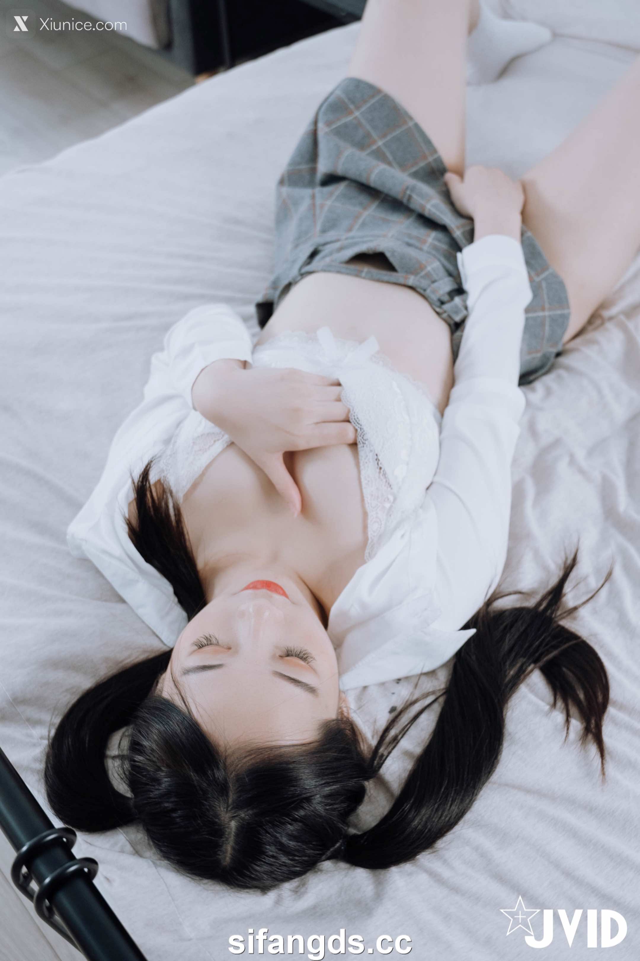 婕咪 Juice 雙馬尾女孩婕咪想在學長的胯下依偎(全裸無遮四點全開) 19