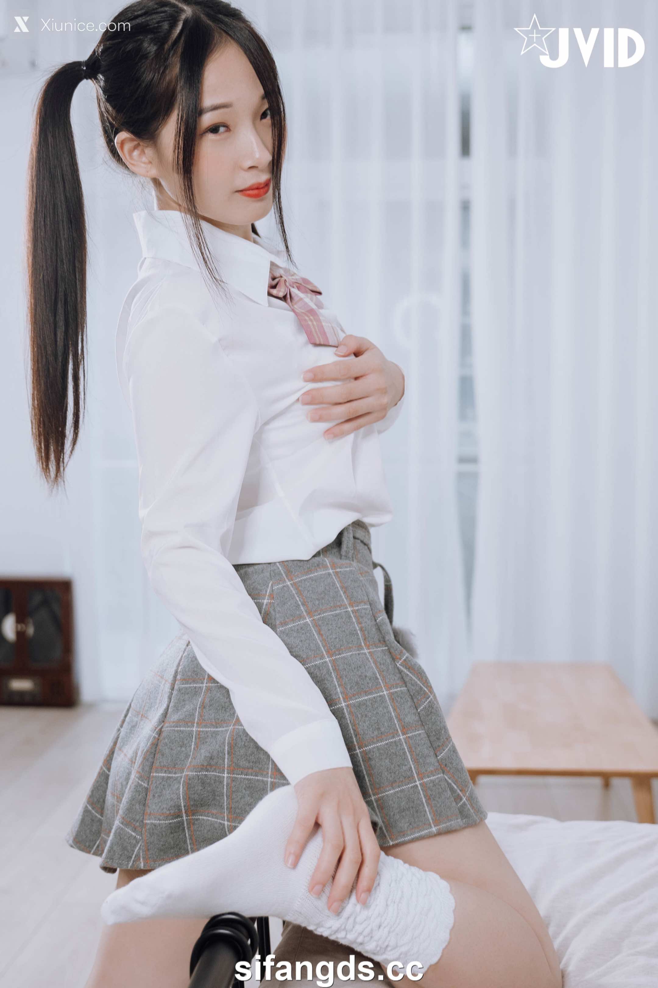 婕咪 Juice 雙馬尾女孩婕咪想在學長的胯下依偎(全裸無遮四點全開) 2
