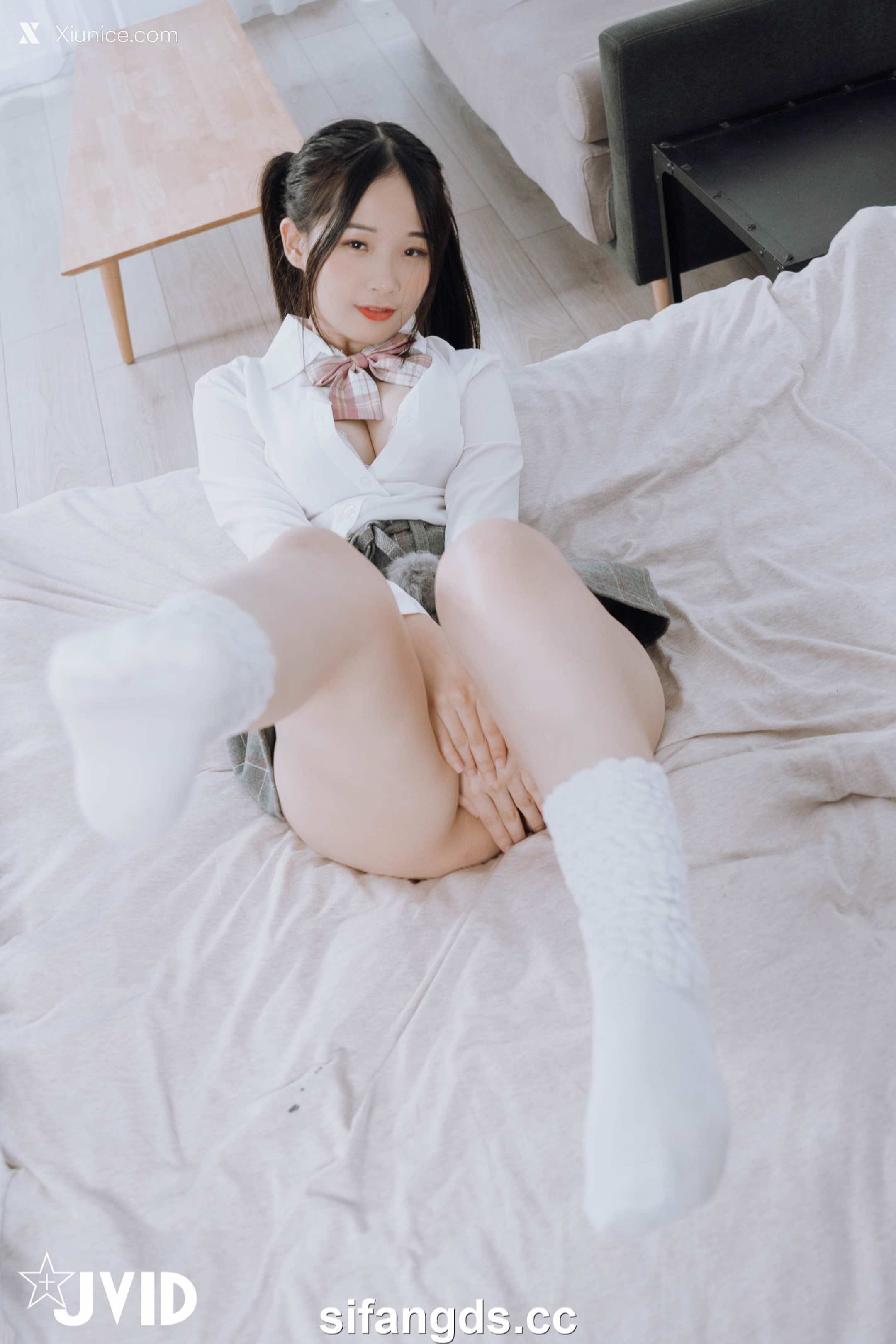 婕咪 Juice 雙馬尾女孩婕咪想在學長的胯下依偎(全裸無遮四點全開) 28