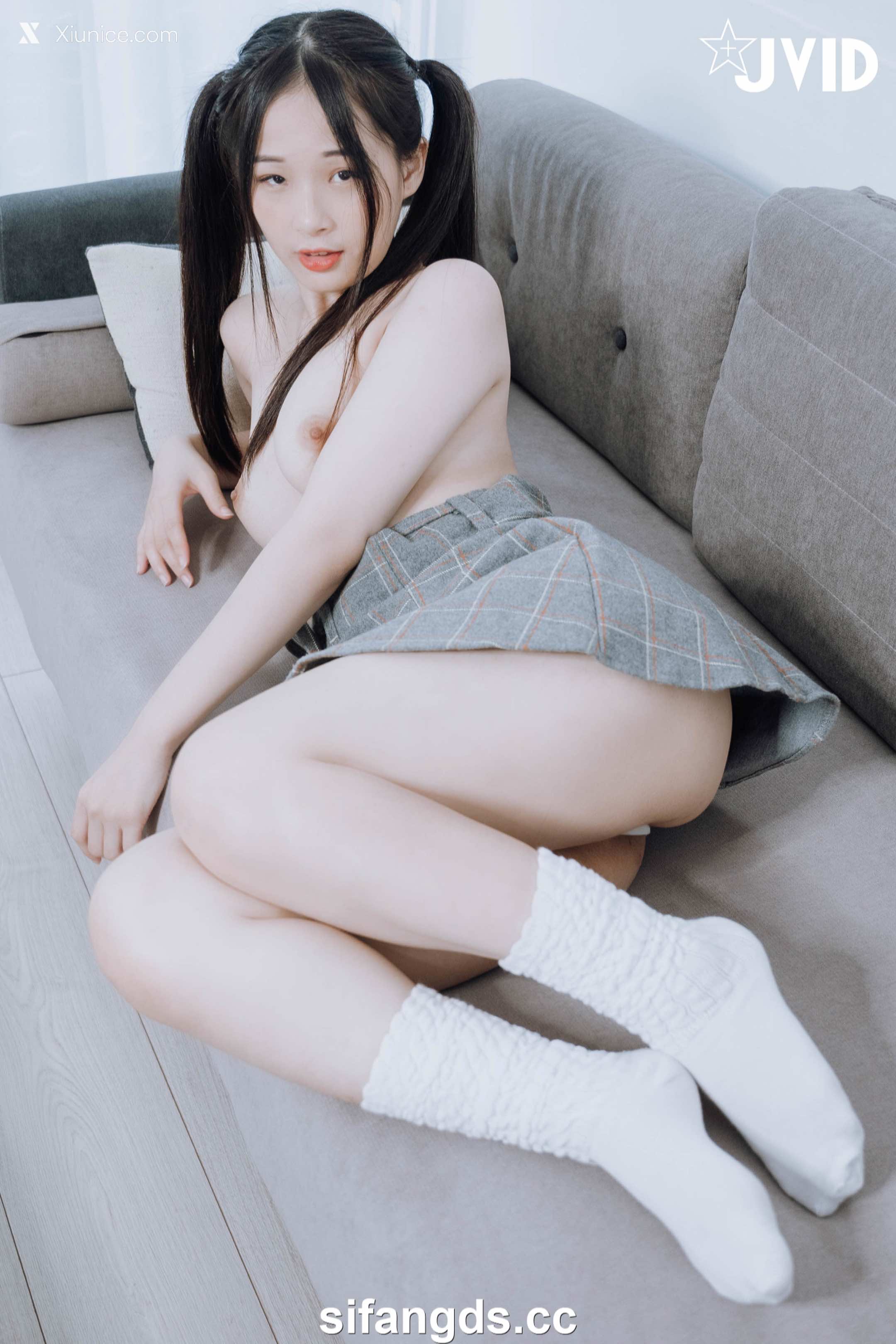 婕咪 Juice 雙馬尾女孩婕咪想在學長的胯下依偎(全裸無遮四點全開) 35