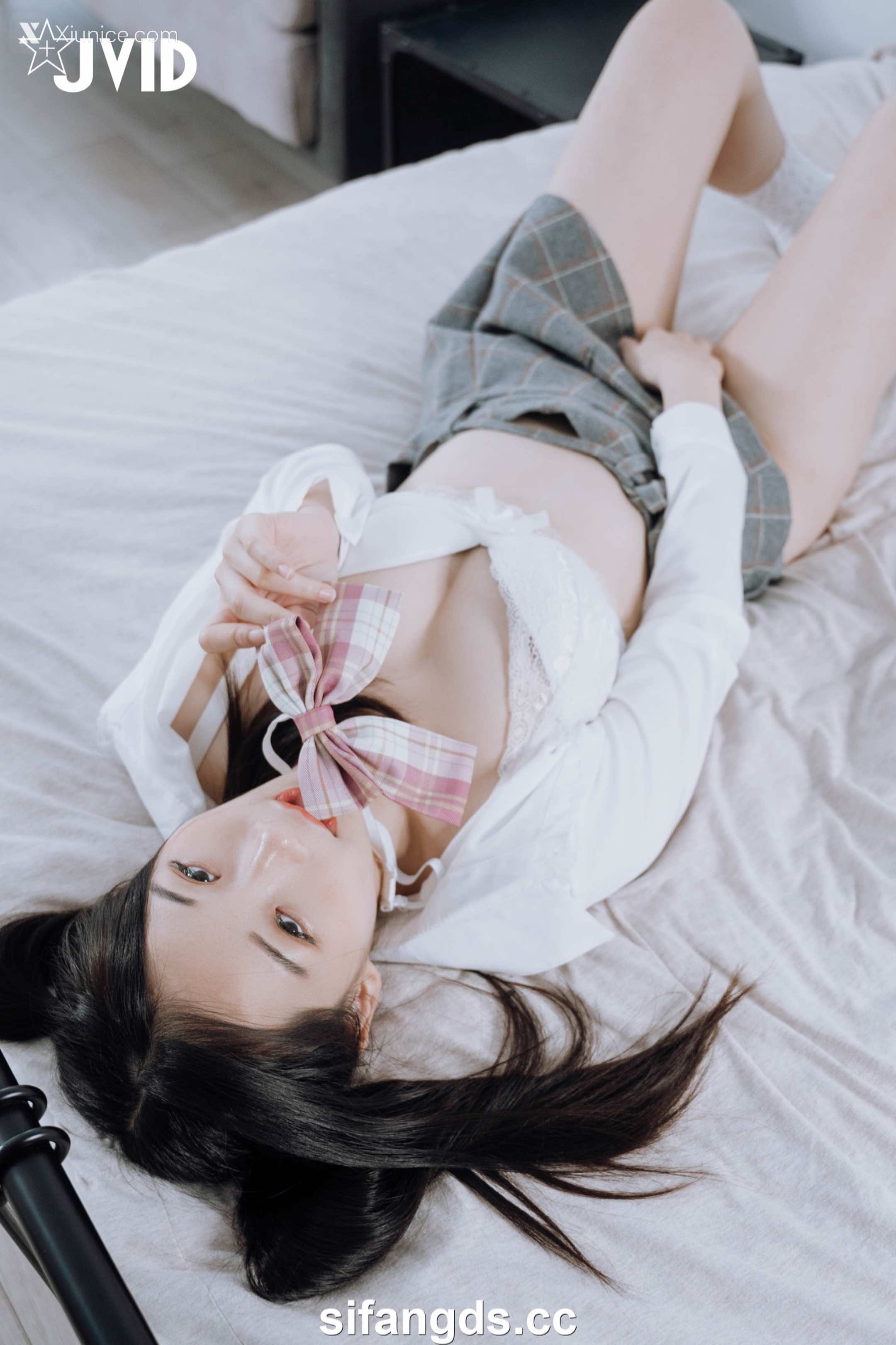 婕咪 Juice 雙馬尾女孩婕咪想在學長的胯下依偎(全裸無遮四點全開) 4
