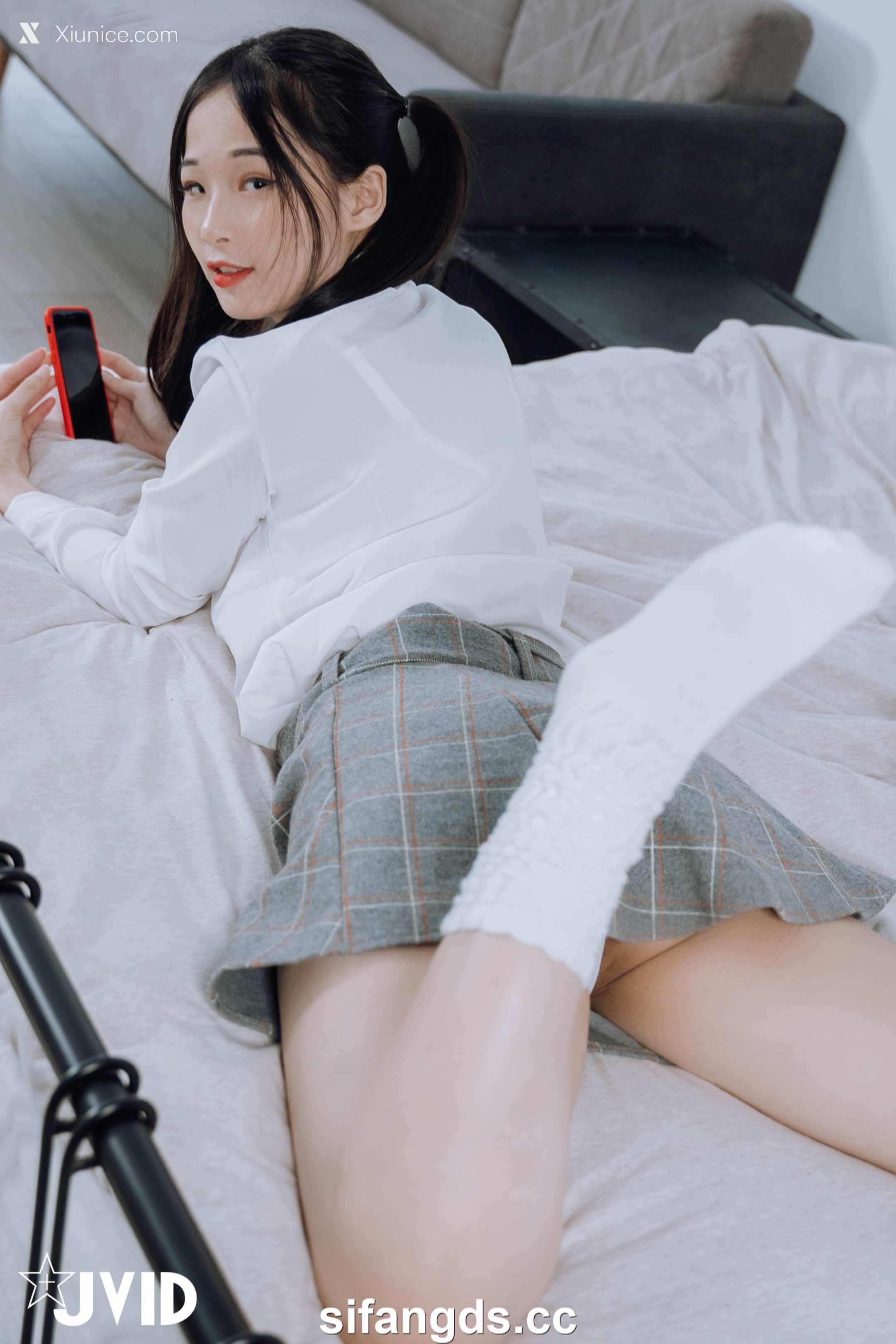 婕咪 Juice 雙馬尾女孩婕咪想在學長的胯下依偎(全裸無遮四點全開) 85
