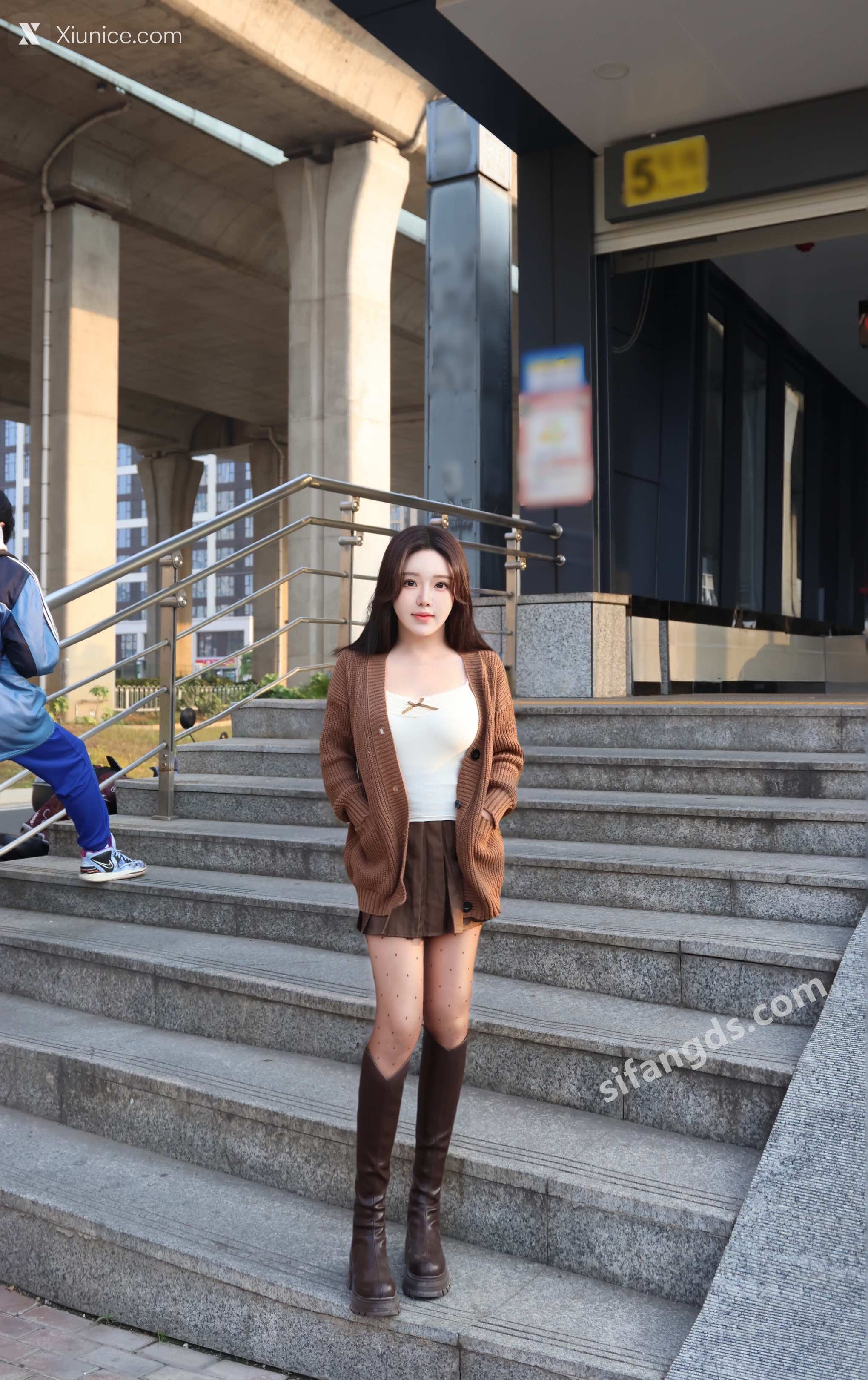 小薯条nienie R18 秀人网模特 25年首秀 地铁站露出 1