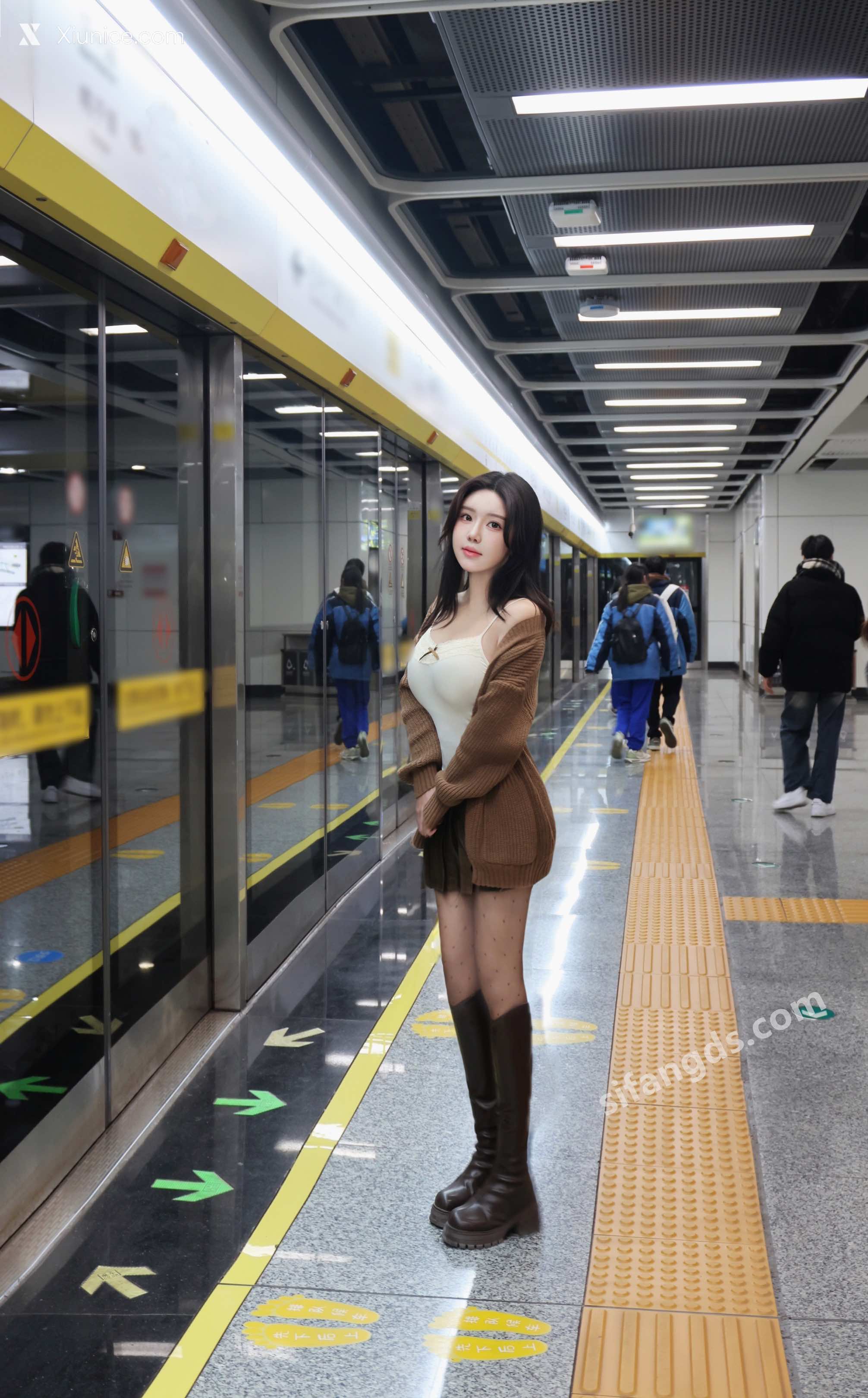 小薯条nienie R18 秀人网模特 25年首秀 地铁站露出 5