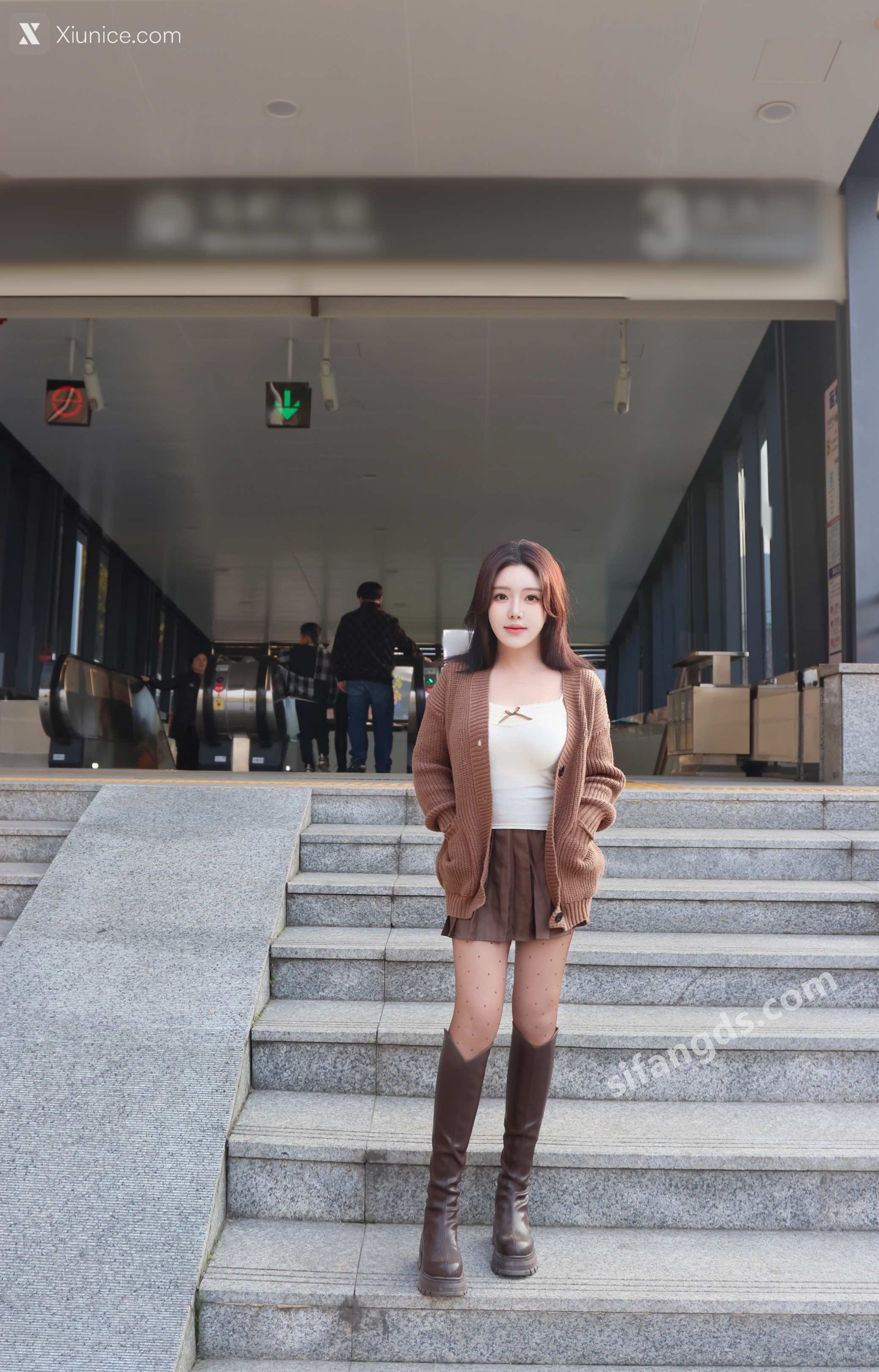 小薯条nienie R18 秀人网模特 25年首秀 地铁站露出 8