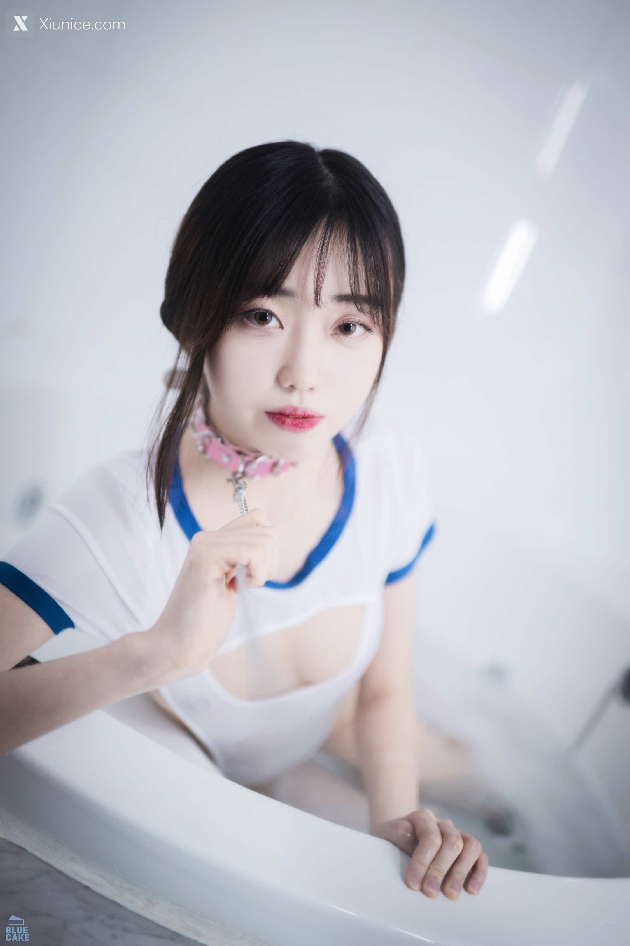 BLUECAKE Kim Ji Won (김지원) White One + RED.Ver 57