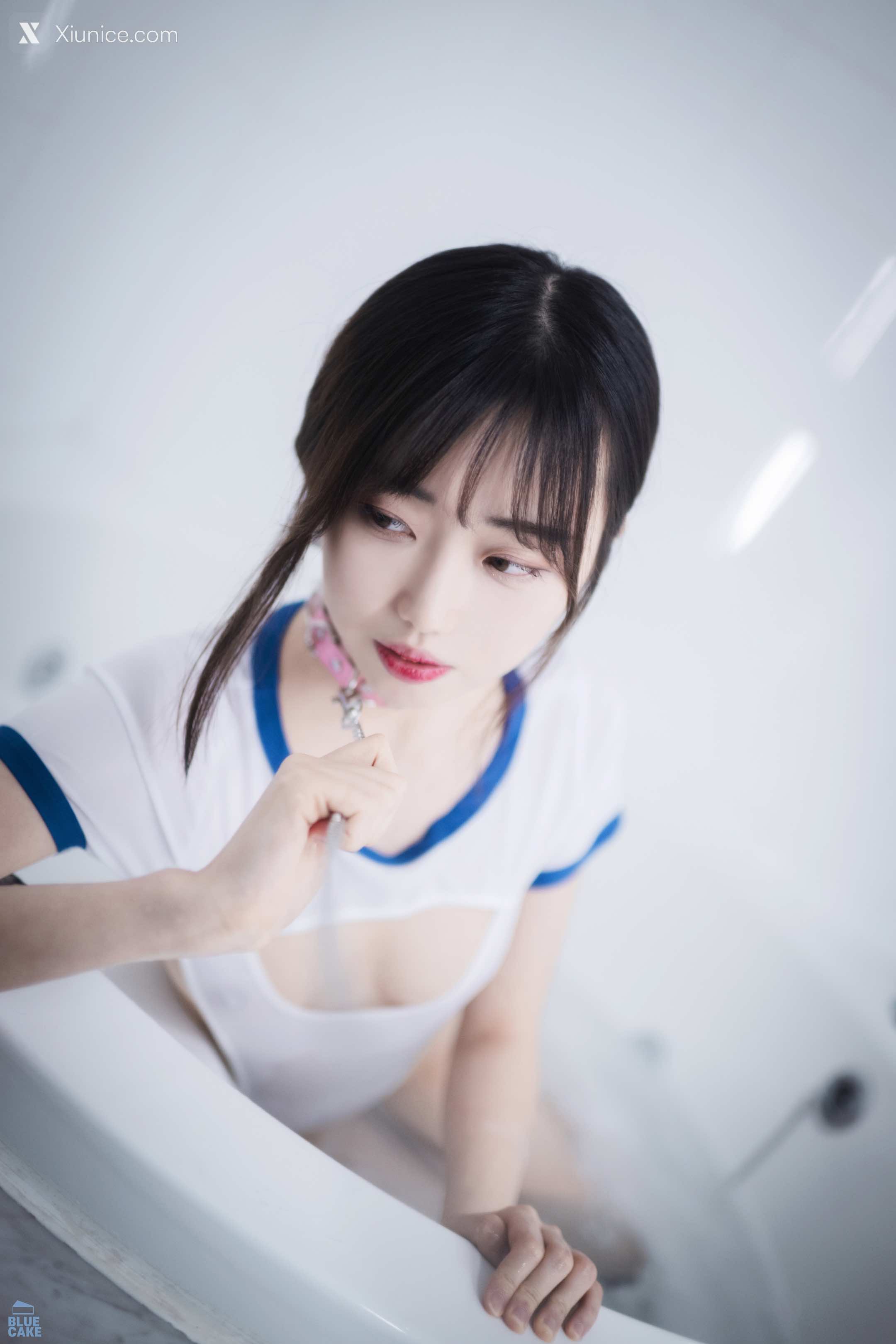 BLUECAKE Kim Ji Won (김지원) White One + RED.Ver 58