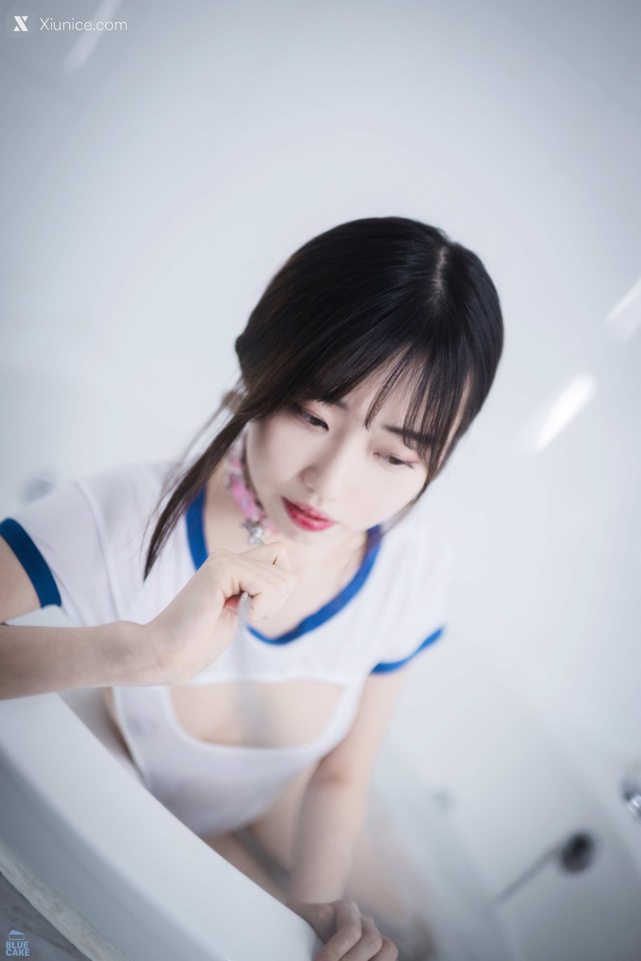 BLUECAKE Kim Ji Won (김지원) White One + RED.Ver 59