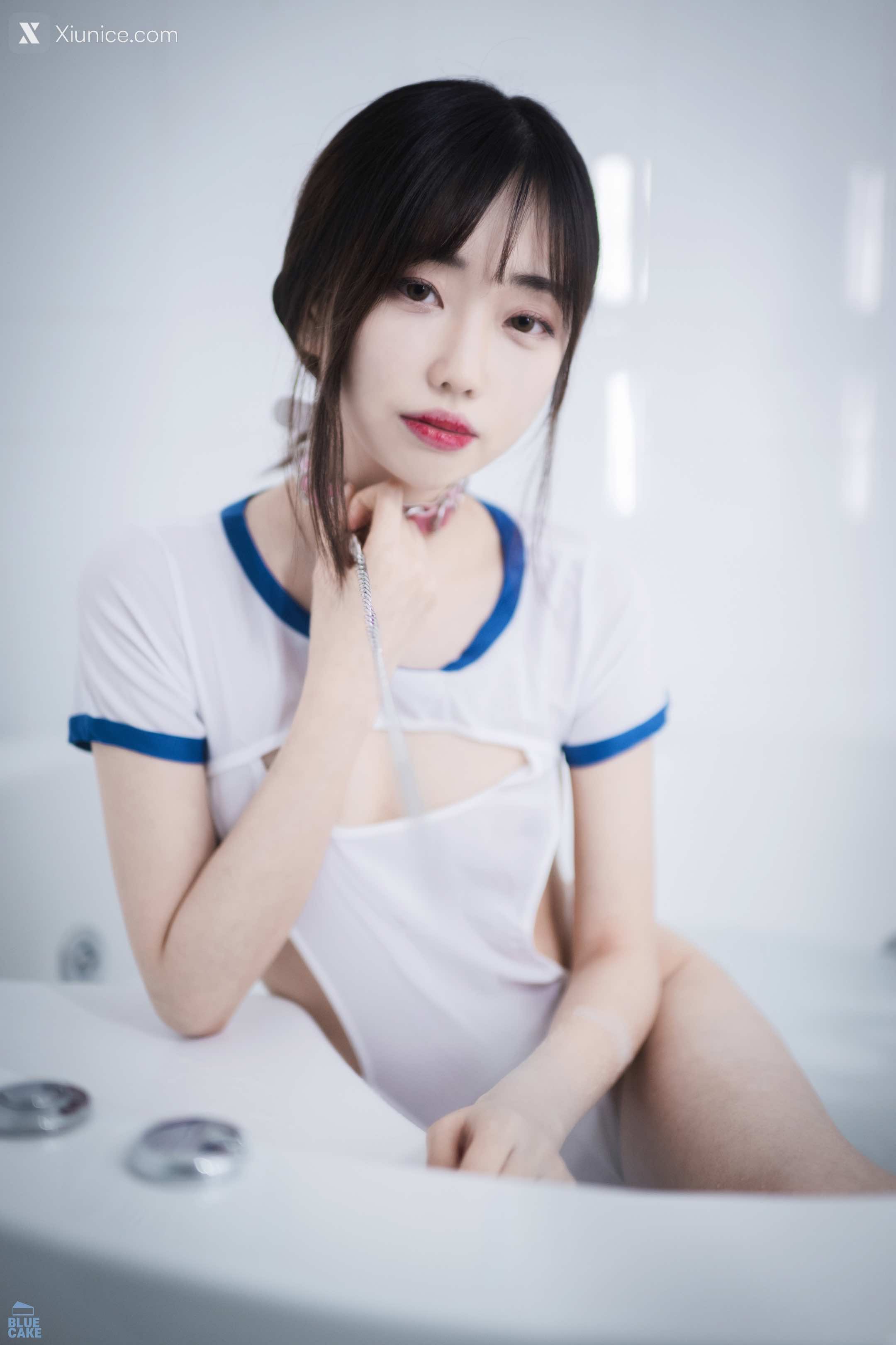BLUECAKE Kim Ji Won (김지원) White One + RED.Ver 55