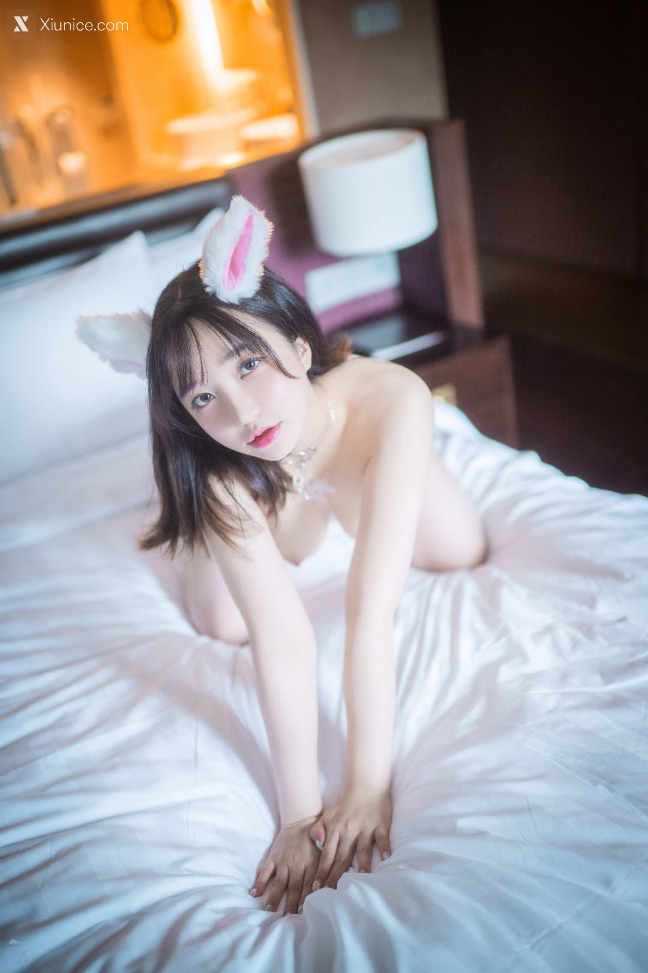 BLUECAKE Son Ye Eun (손예은) Puss Puss (+RED Ver + COSPLAY) 144